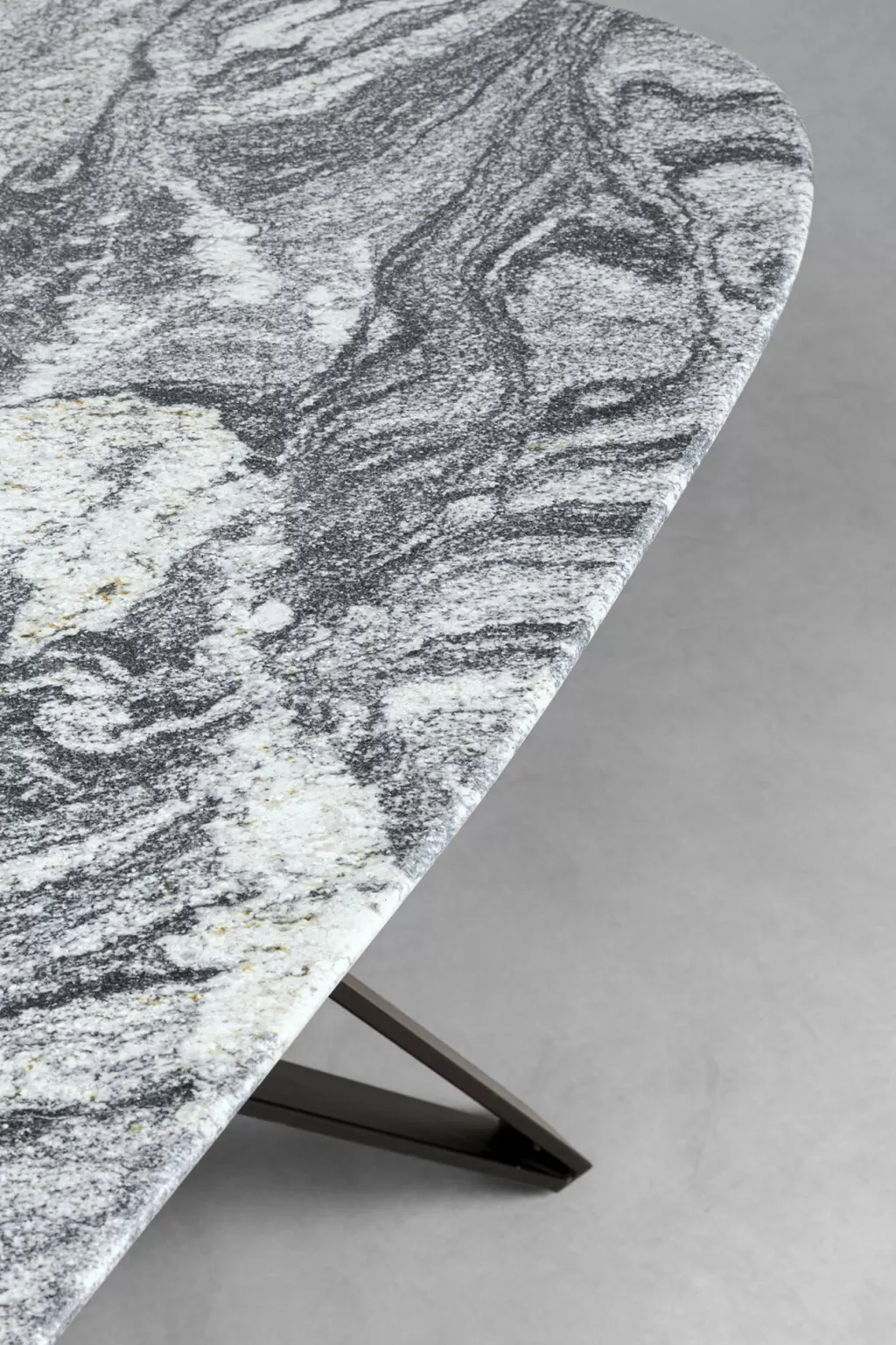 Table basse design Okinawa KARE - Plateau granit & structure acier brossé 180 x 90 cm  

Elégante table contemporaine inspirée de la collection Okinawa, alliant robustesse et esthétique avec son plateau en granit poli et son châssis métallique aux finitions satinées. Dimensions généreuses 180 cm de longueur pour 90 cm de largeur.