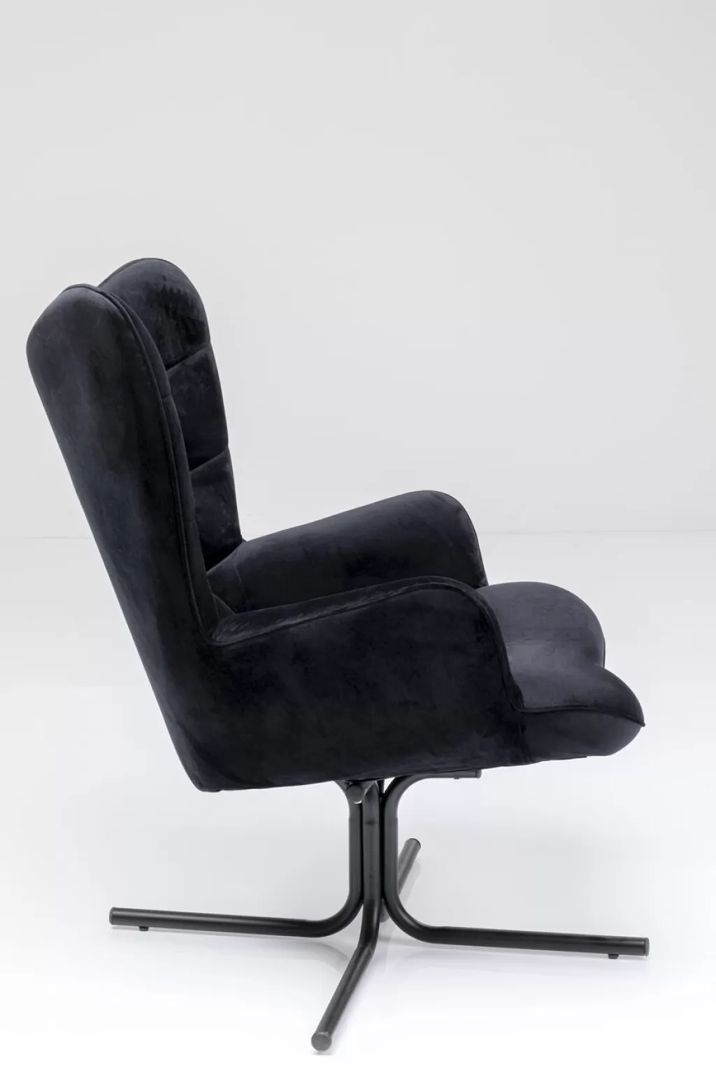 Fauteuil pivotant Oscar en velours noir – Design intemporel et confort premium par KARE