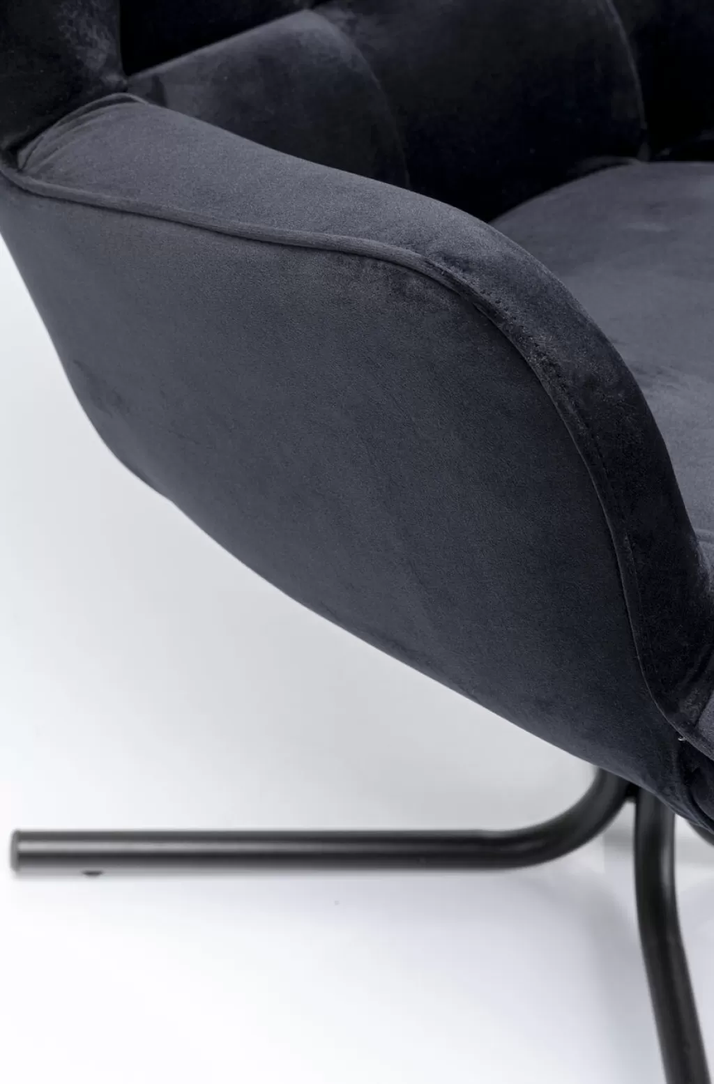 Fauteuil pivotant Oscar en velours noir – Design intemporel et confort premium par KARE