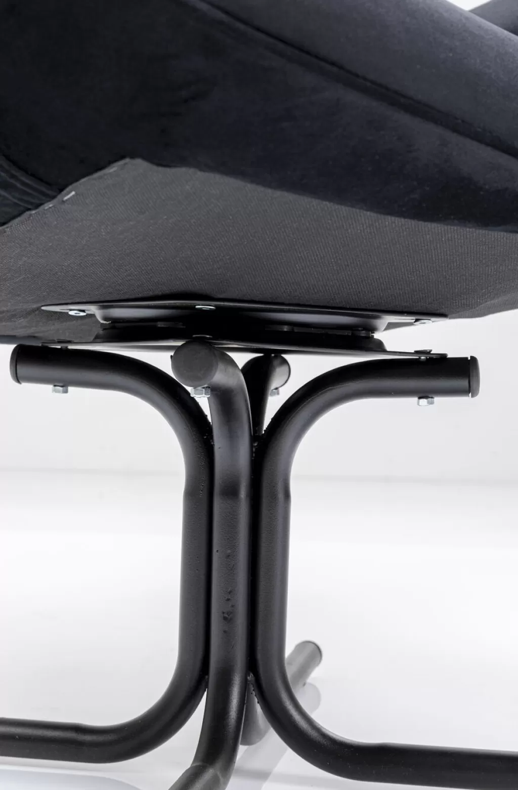 Fauteuil pivotant Oscar en velours noir – Design intemporel et confort premium par KARE
