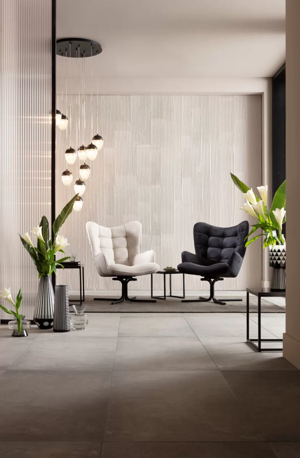 Fauteuil pivotant Oscar en velours noir – Design intemporel et confort premium par KARE