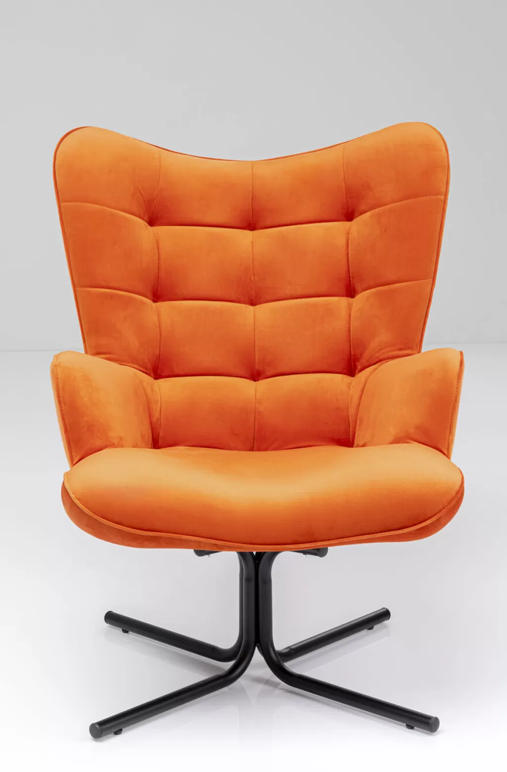 Fauteuil pivotant Oscar de KARE design - Velours doux et élégant dans un orange vibrante, alliant confort exceptionnel et esthétique contemporaine