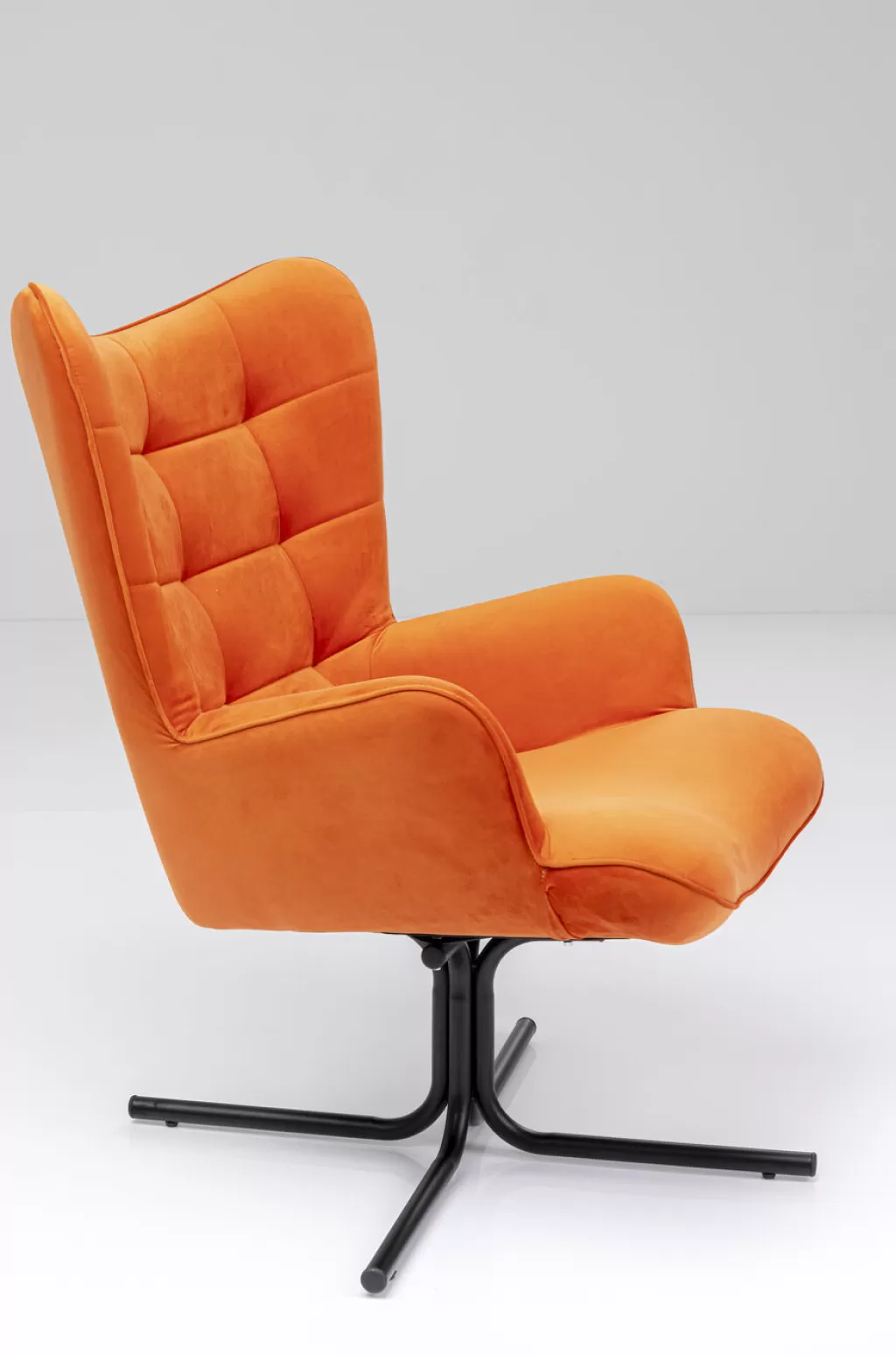 Fauteuil pivotant Oscar de KARE design - Velours doux et élégant dans un orange vibrante, alliant confort exceptionnel et esthétique contemporaine
