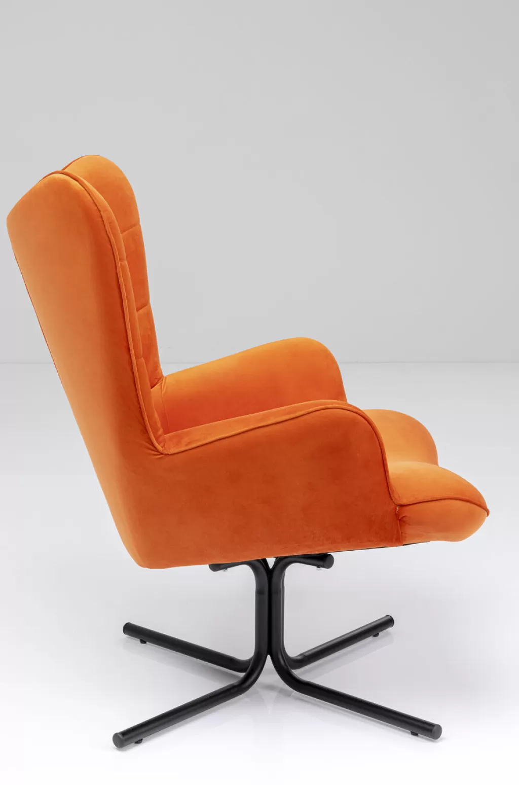Fauteuil pivotant Oscar de KARE design - Velours doux et élégant dans un orange vibrante, alliant confort exceptionnel et esthétique contemporaine