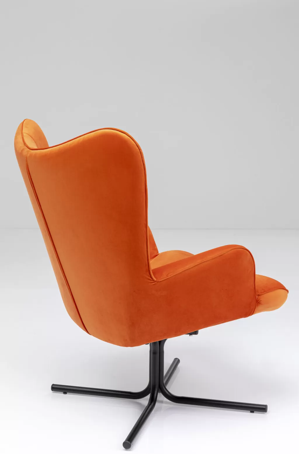 Fauteuil pivotant Oscar de KARE design - Velours doux et élégant dans un orange vibrante, alliant confort exceptionnel et esthétique contemporaine