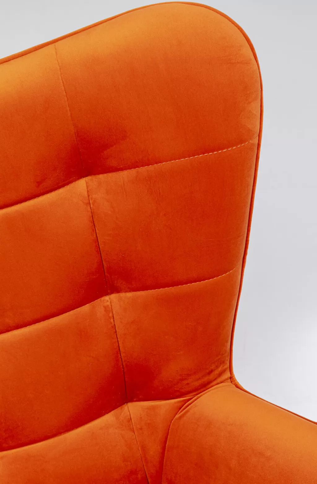 Fauteuil pivotant Oscar de KARE design - Velours doux et élégant dans un orange vibrante, alliant confort exceptionnel et esthétique contemporaine