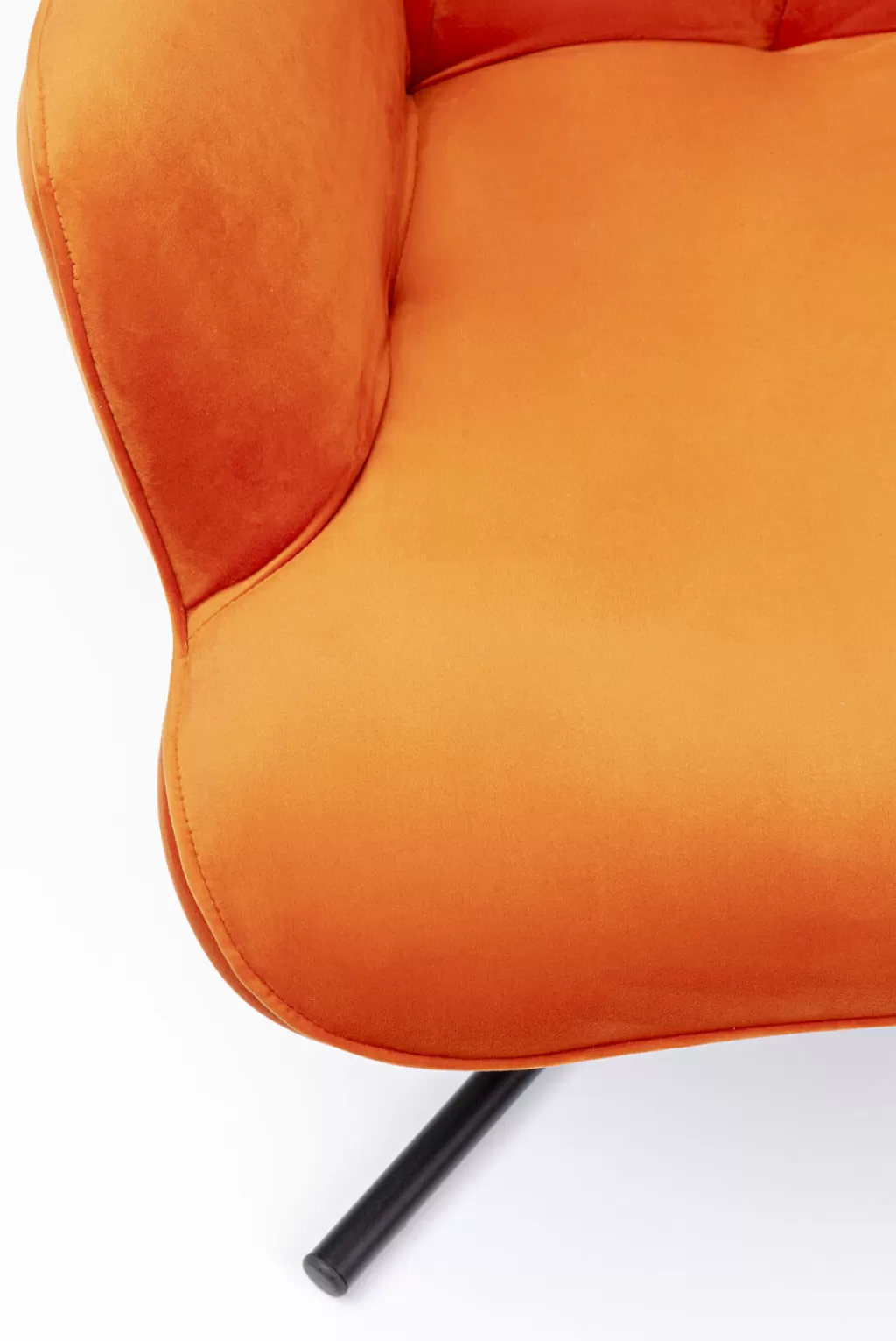 Fauteuil pivotant Oscar de KARE design - Velours doux et élégant dans un orange vibrante, alliant confort exceptionnel et esthétique contemporaine