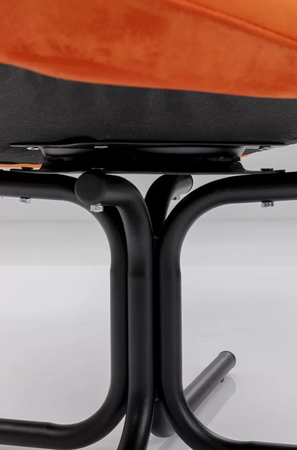 Fauteuil pivotant Oscar de KARE design - Velours doux et élégant dans un orange vibrante, alliant confort exceptionnel et esthétique contemporaine