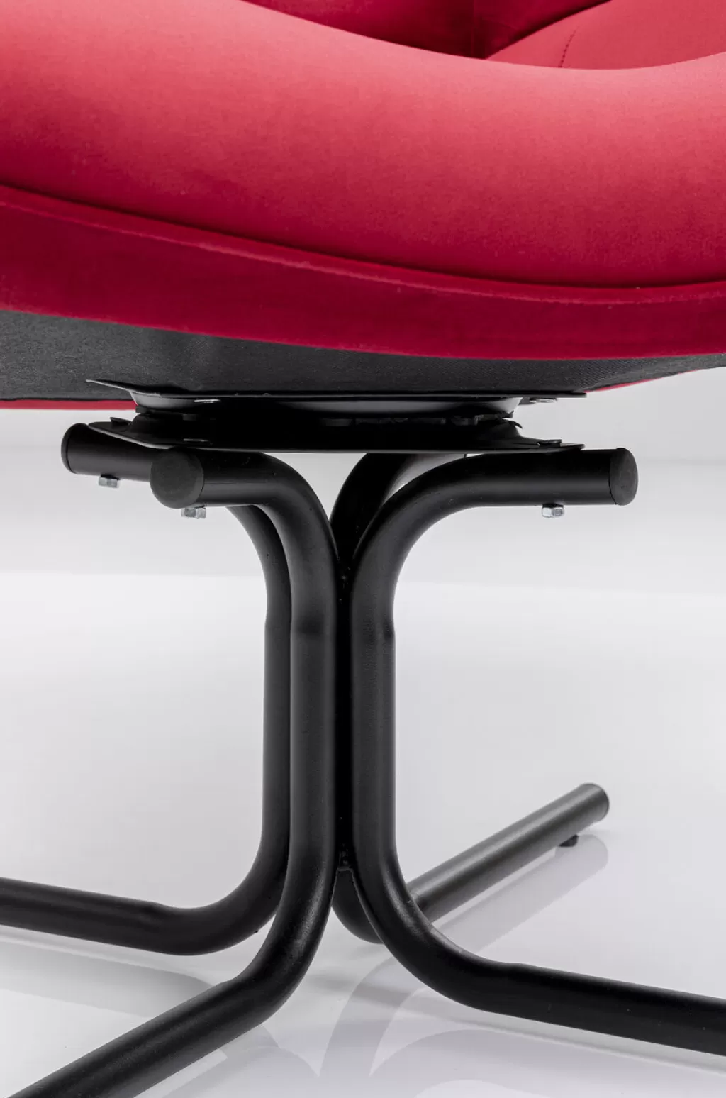 Fauteuil pivotant Oscar velours rouge par KARE Design - Assise ergonomique et style scandinave raffiné