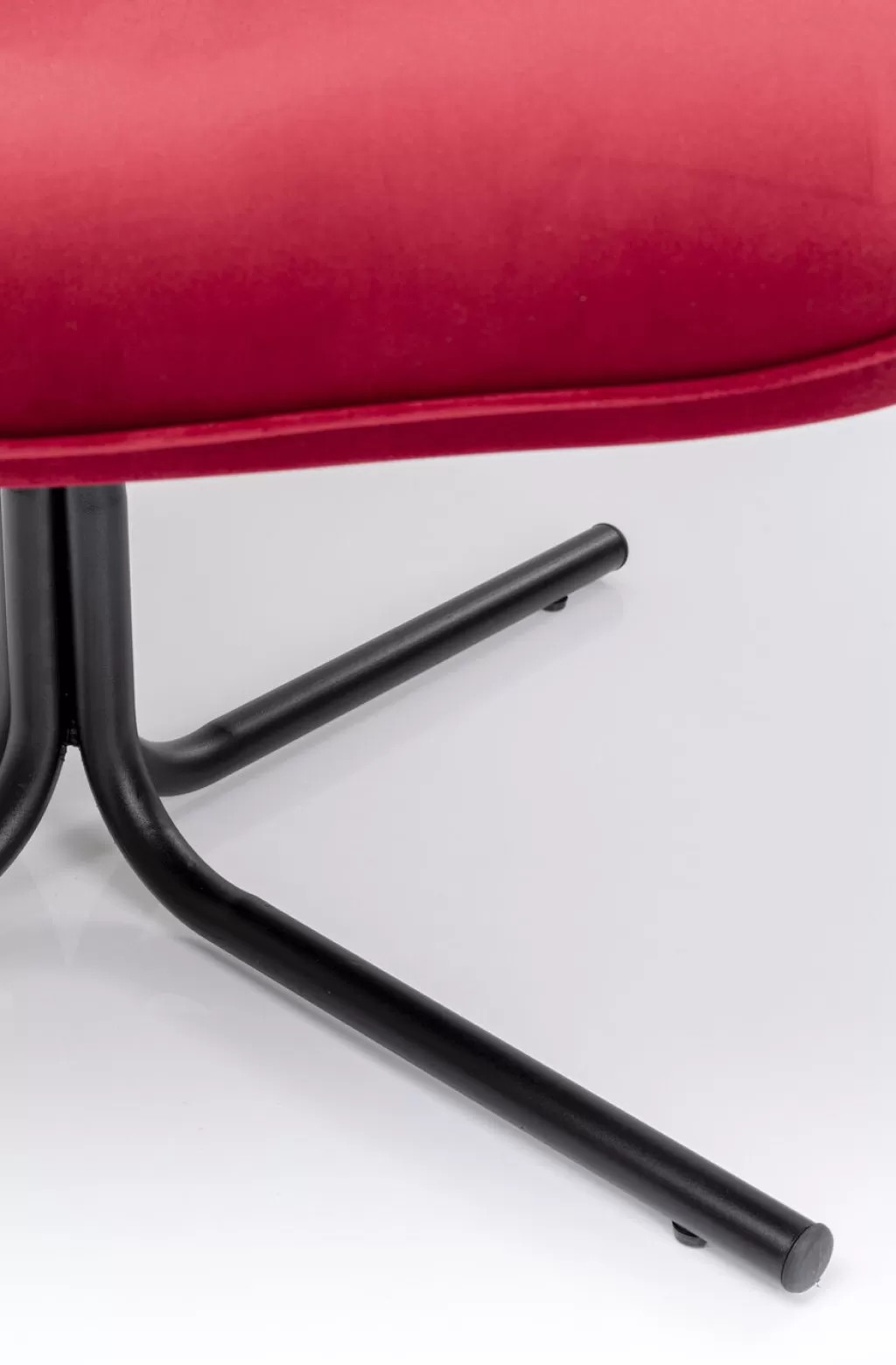 Fauteuil pivotant Oscar velours rouge par KARE Design - Assise ergonomique et style scandinave raffiné
