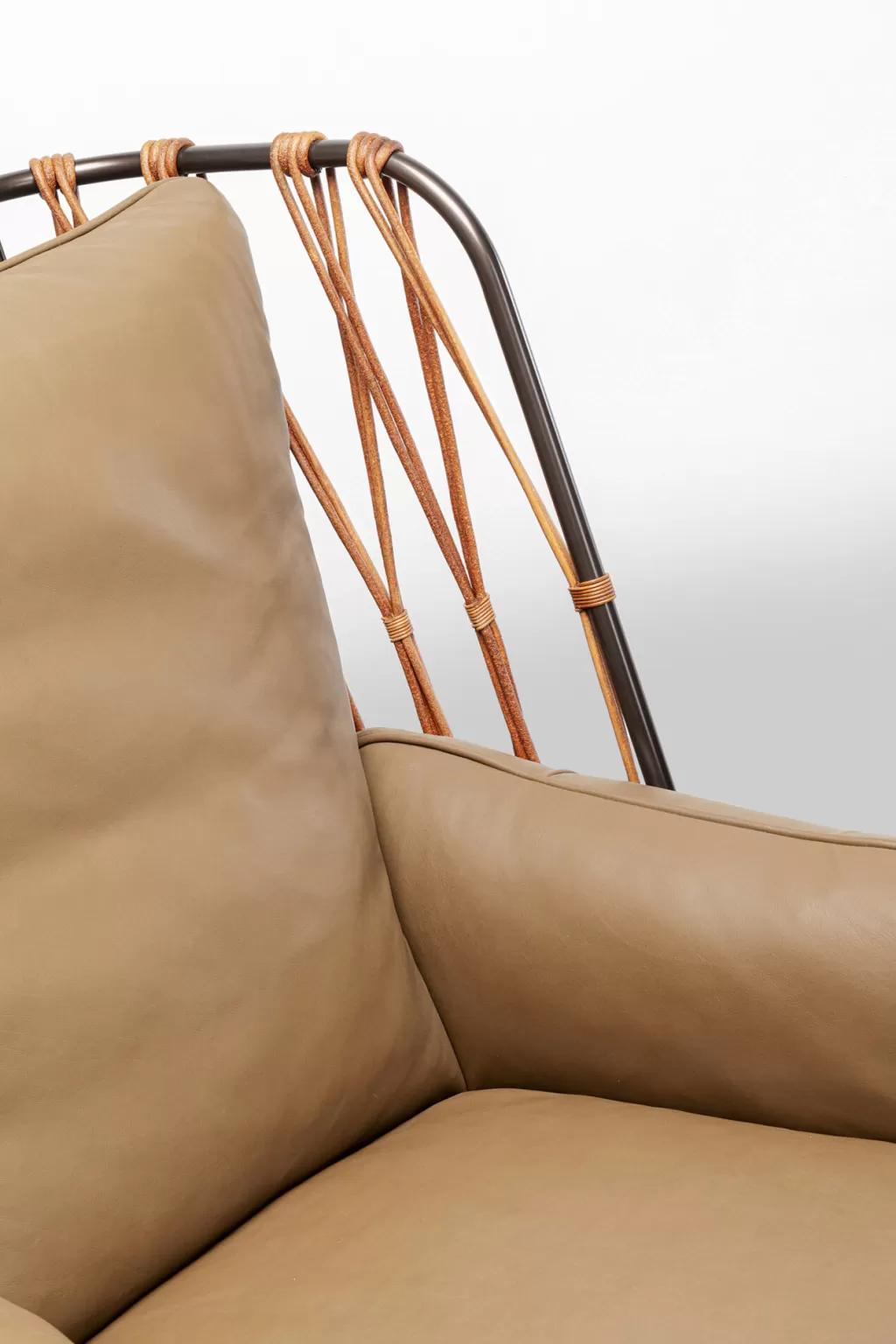 Fauteuil pivotant design élégant en cuir texturé marron - KARE Design - Collection Paradiso  
Style contemporain avec mécanisme rotatif silencieux - Intérieur cosy assuré  
Idéal pour salon ou espace détente - Revêtement résistant et entretien facile