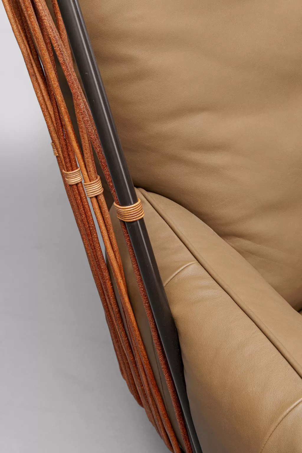 Fauteuil pivotant design élégant en cuir texturé marron - KARE Design - Collection Paradiso  
Style contemporain avec mécanisme rotatif silencieux - Intérieur cosy assuré  
Idéal pour salon ou espace détente - Revêtement résistant et entretien facile