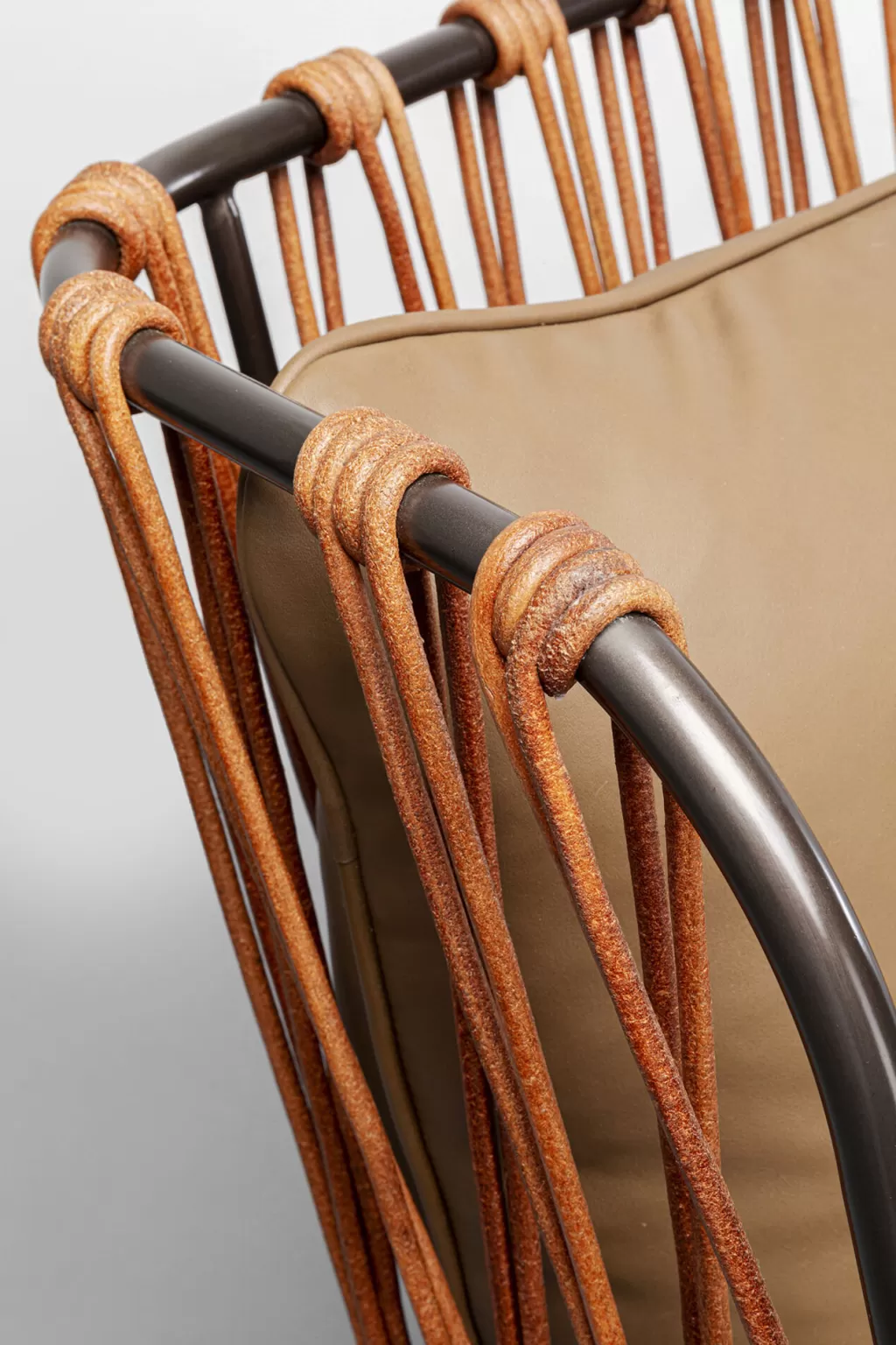Fauteuil pivotant design élégant en cuir texturé marron - KARE Design - Collection Paradiso  
Style contemporain avec mécanisme rotatif silencieux - Intérieur cosy assuré  
Idéal pour salon ou espace détente - Revêtement résistant et entretien facile