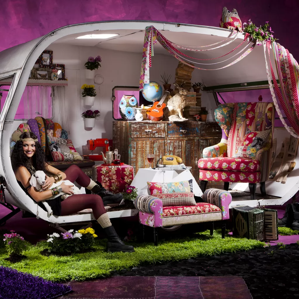 Fauteuil design confortable en patchwork de tissus assortis - Style KARE avec accents rubis vibrants, idéal pour espaces cosy
