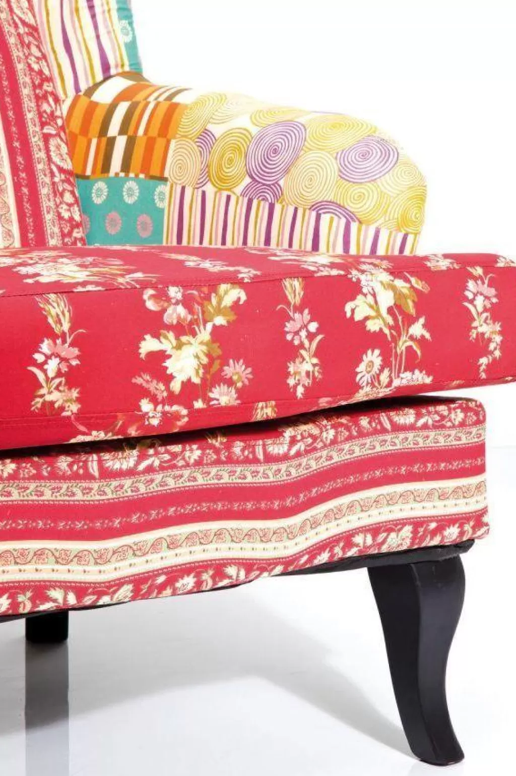Fauteuil design confortable en patchwork de tissus assortis - Style KARE avec accents rubis vibrants, idéal pour espaces cosy