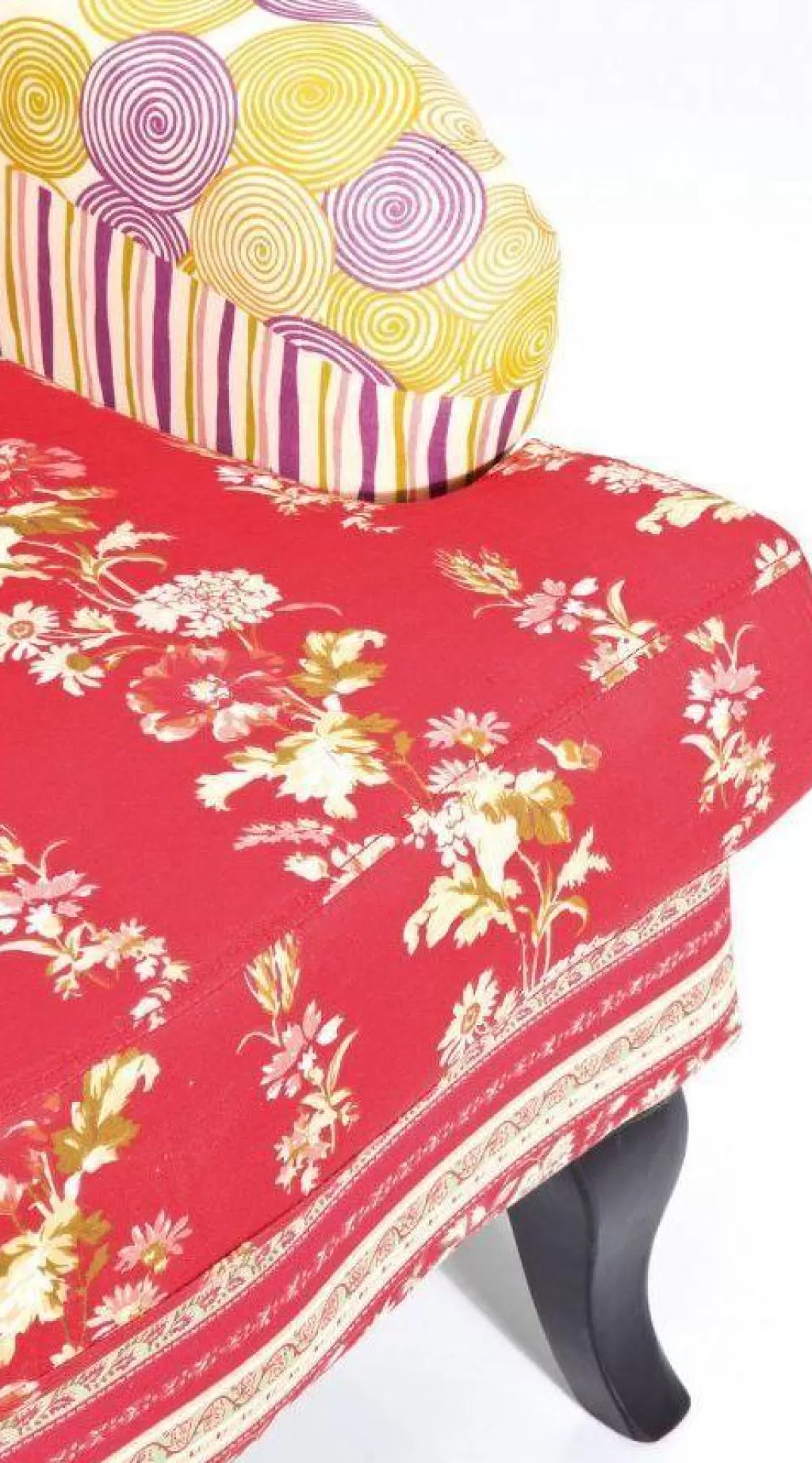 Fauteuil design confortable en patchwork de tissus assortis - Style KARE avec accents rubis vibrants, idéal pour espaces cosy