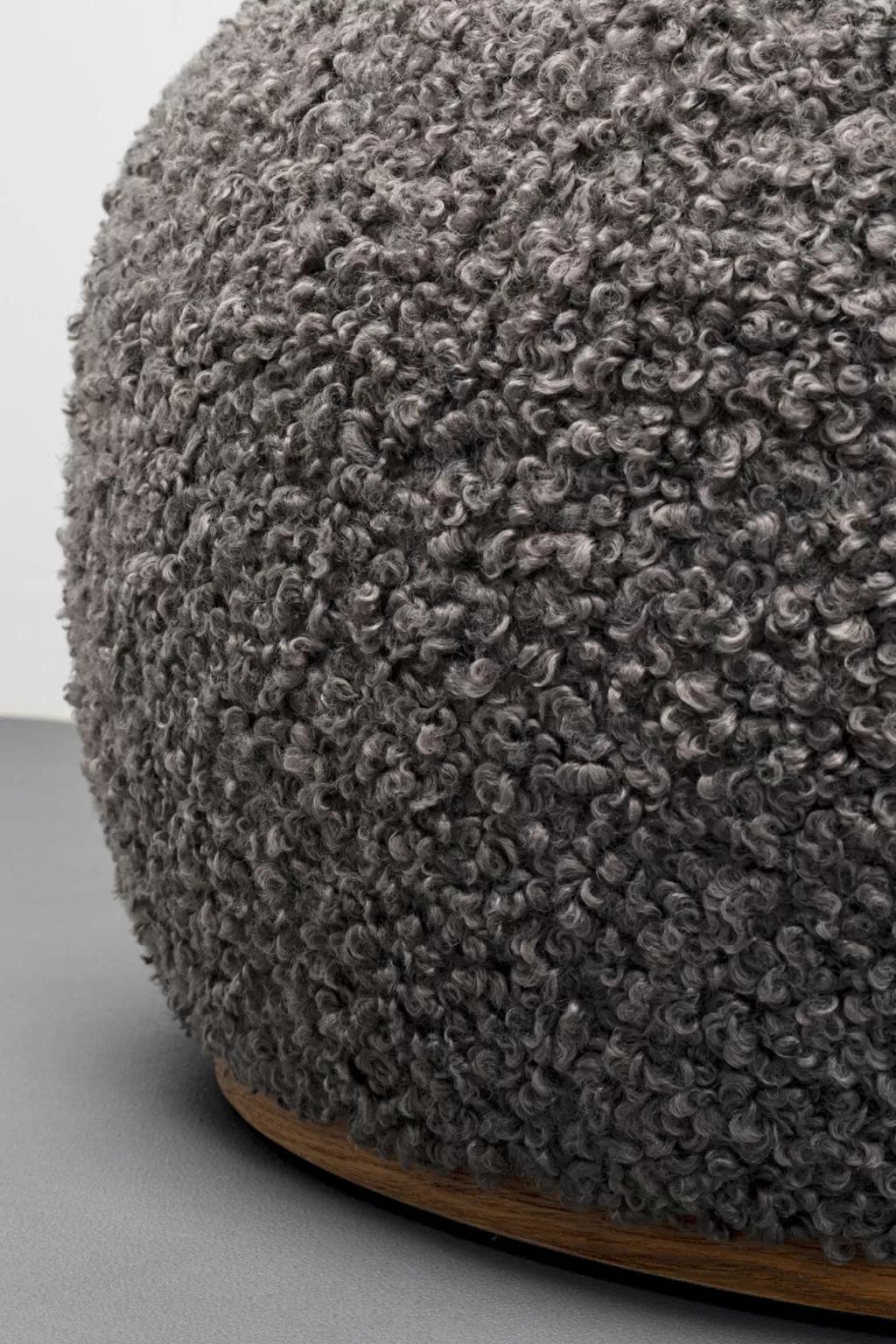 Canapé d'angle design Galet en boucle texturée - Modèle Rahi, Gris Pâle 81 cm par KARE Design