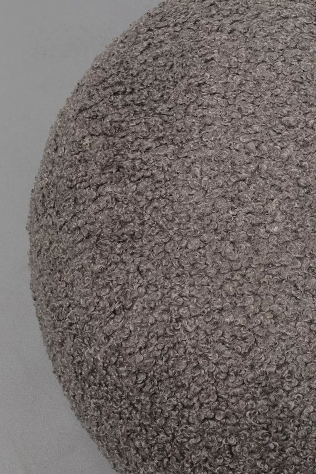 Canapé d'angle design Galet en boucle texturée - Modèle Rahi, Gris Pâle 81 cm par KARE Design