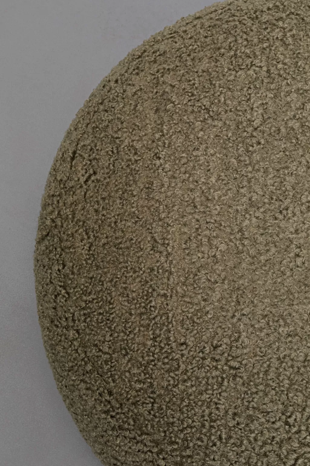 Canapé Rahi en tissu bouclé texturé effet galet - Coloris taupe olive, 81 cm - Design contemporain signé KARE