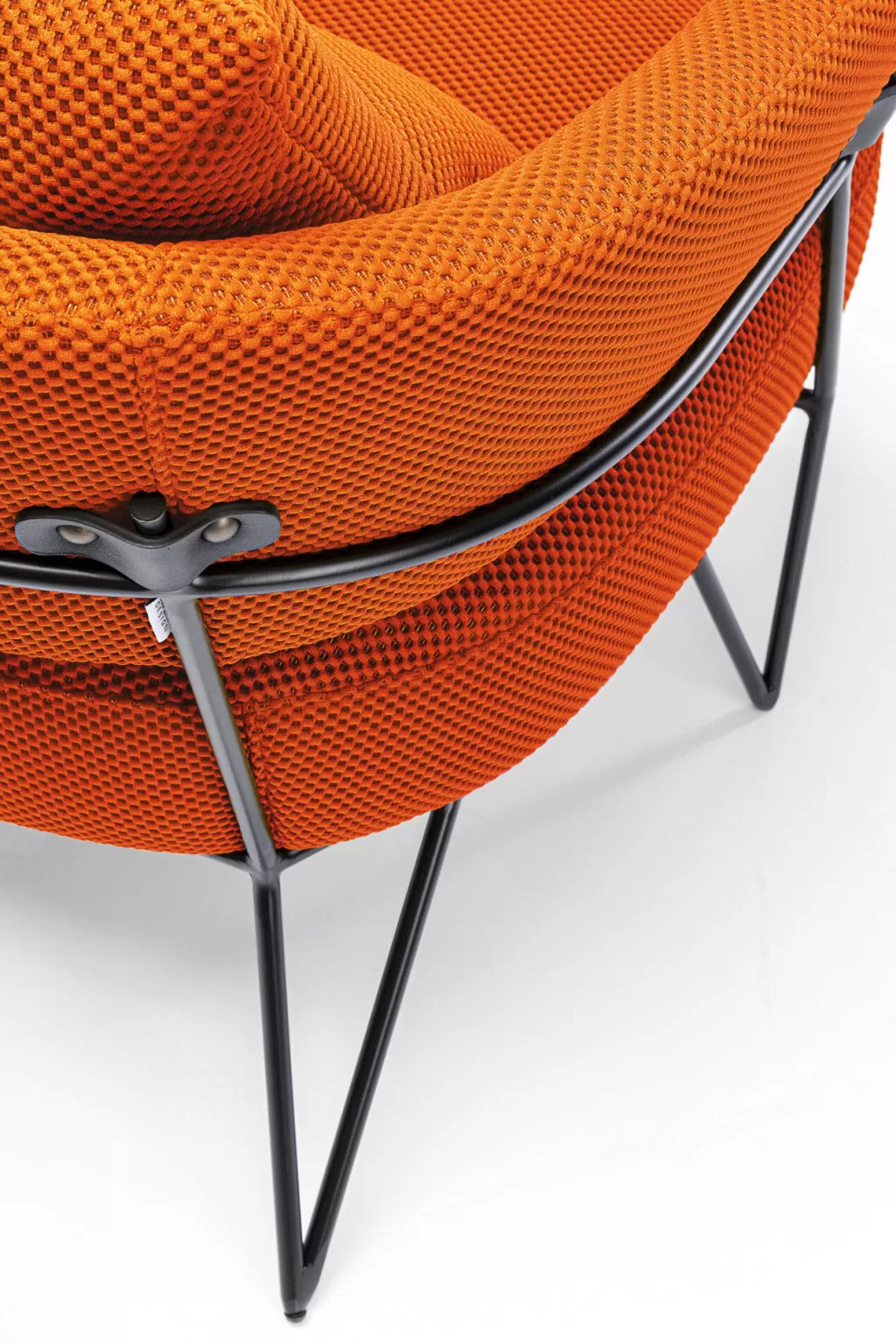 Fauteuil design PEPPO par KARE - Assise ergonomique en tissu orange vif, style contemporain pour salon cosy