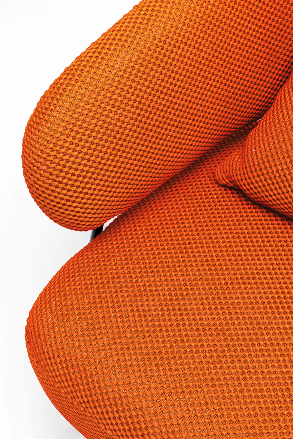 Fauteuil design PEPPO par KARE - Assise ergonomique en tissu orange vif, style contemporain pour salon cosy