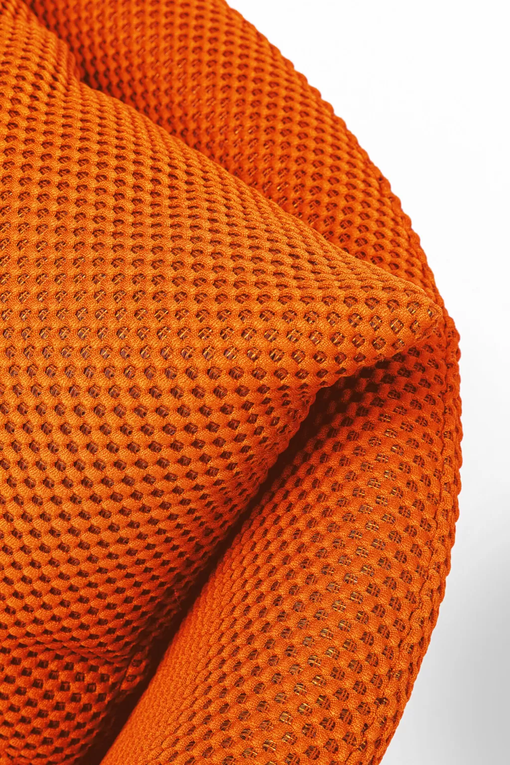 Fauteuil design PEPPO par KARE - Assise ergonomique en tissu orange vif, style contemporain pour salon cosy