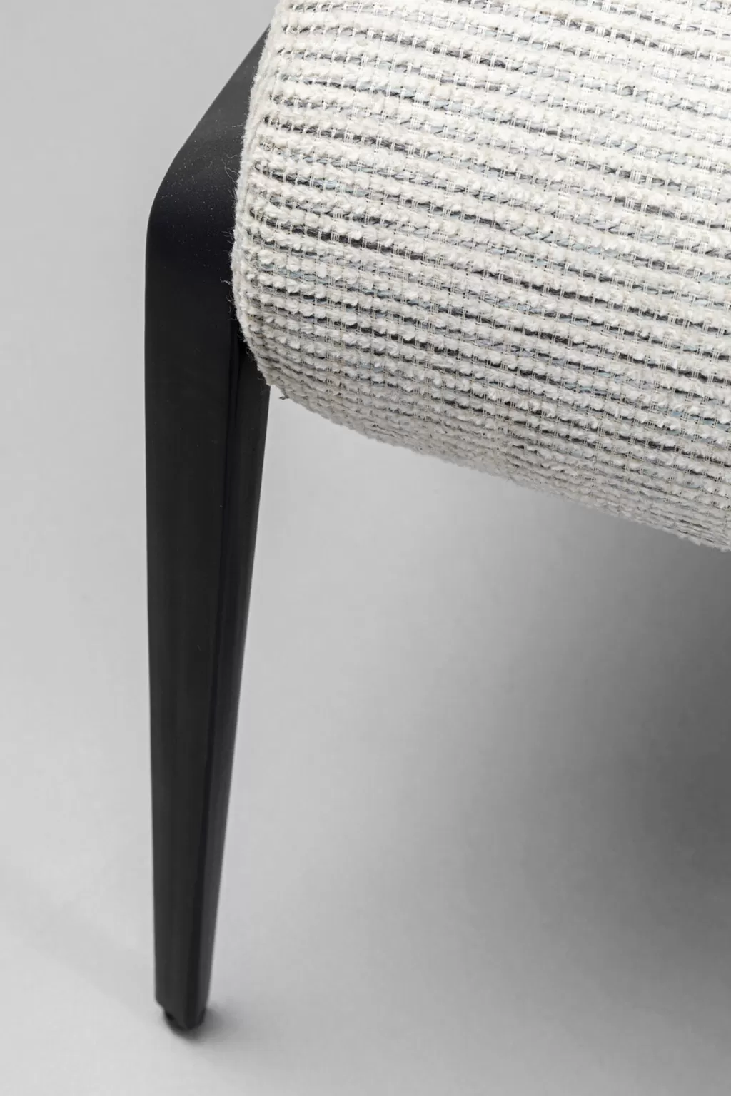 Découvrez le tabouret design scandinave Polly Penkki par KARE - Hauteur 130 cm avec assise en laine feutrée pour rangement pratique et esthétique intemporelle