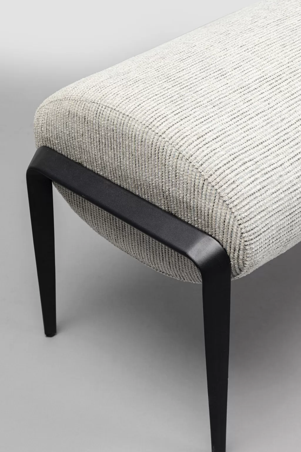 Découvrez le tabouret design scandinave Polly Penkki par KARE - Hauteur 130 cm avec assise en laine feutrée pour rangement pratique et esthétique intemporelle