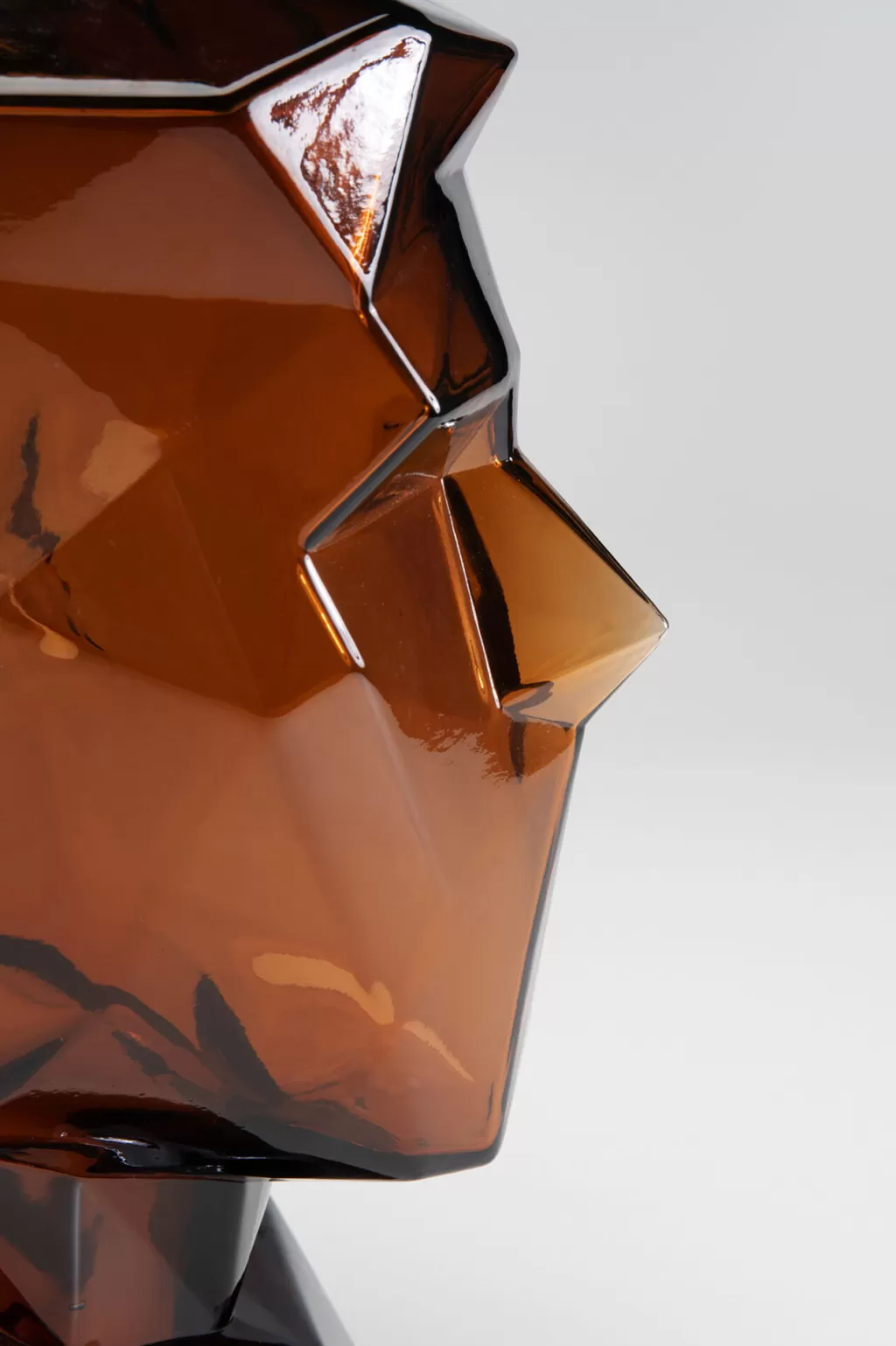 Vase design élégant pour salon - Collection Prisma Face par KARE Design, 30 cm - Nuance terre cuite moderne