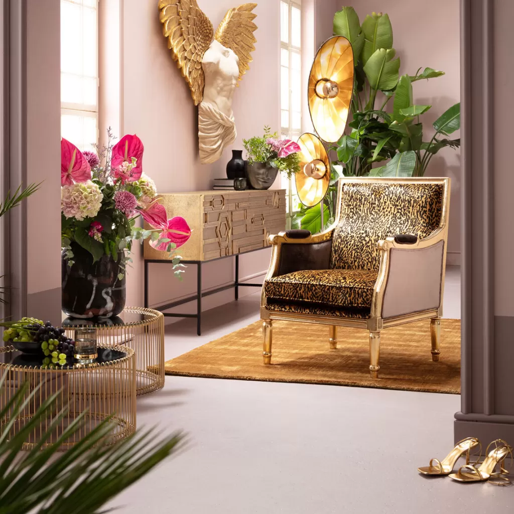 Fauteuil d'exception Regency Leo par KARE Design - Motif fauve doré pour salon contemporain