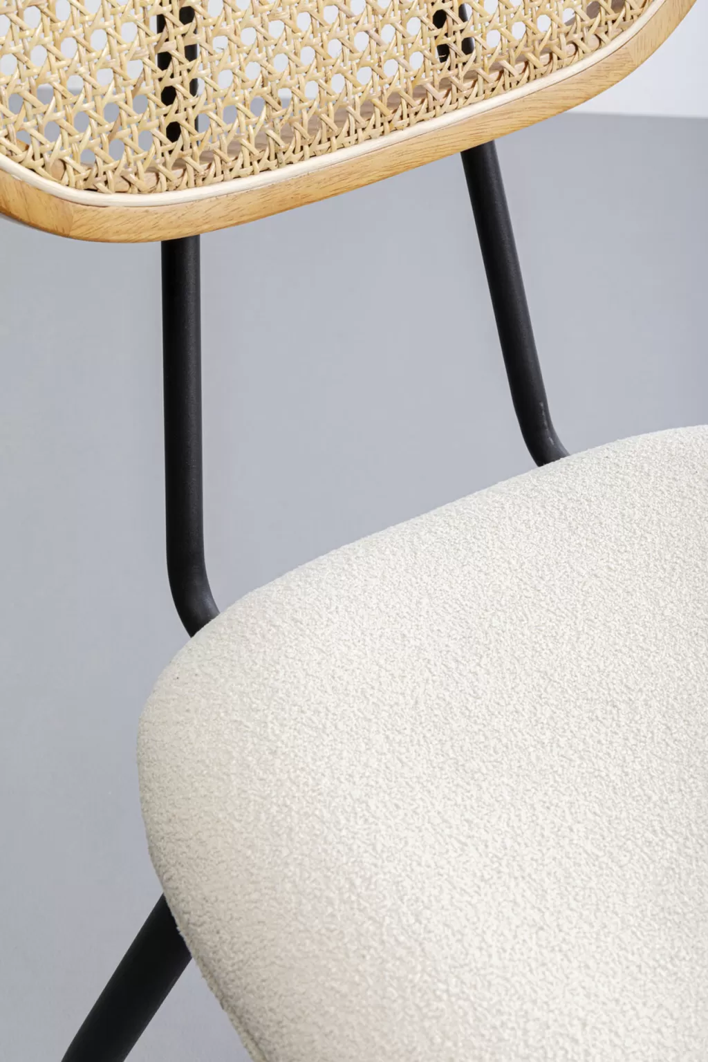 Chaise Design Scandinave Rosali par KARE - Assise Confortable en Tissu Résistant, Teinte Crème