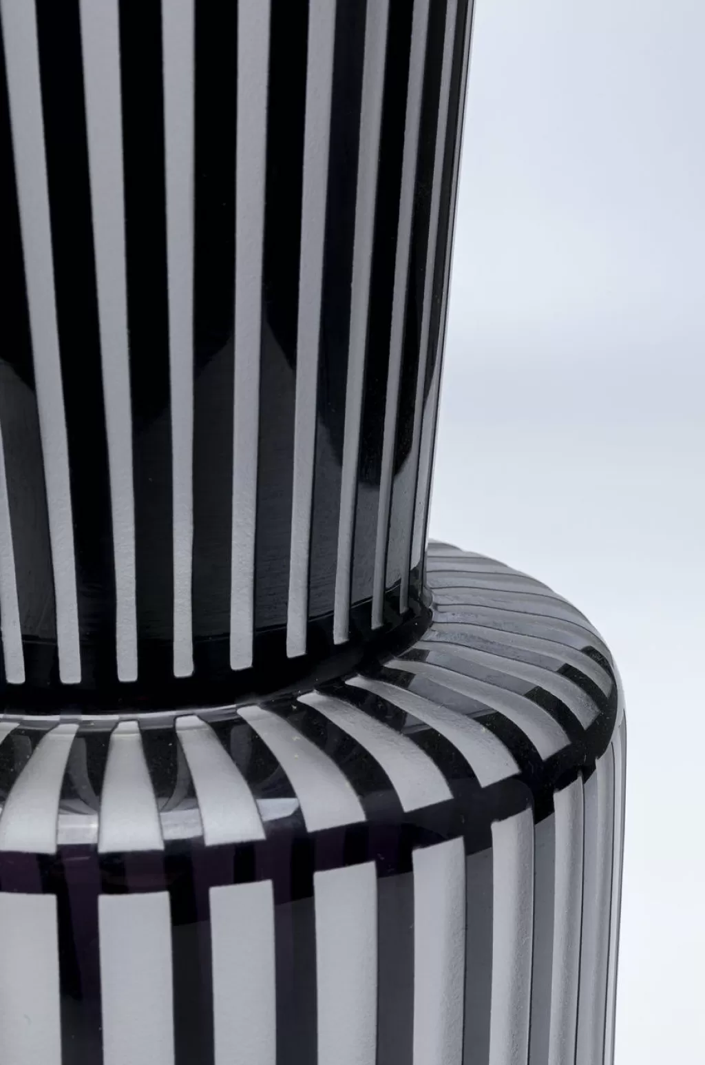 Vase design contemporain Roulette - 41 cm par KARE, pièce maîtresse élégante pour intérieur moderne