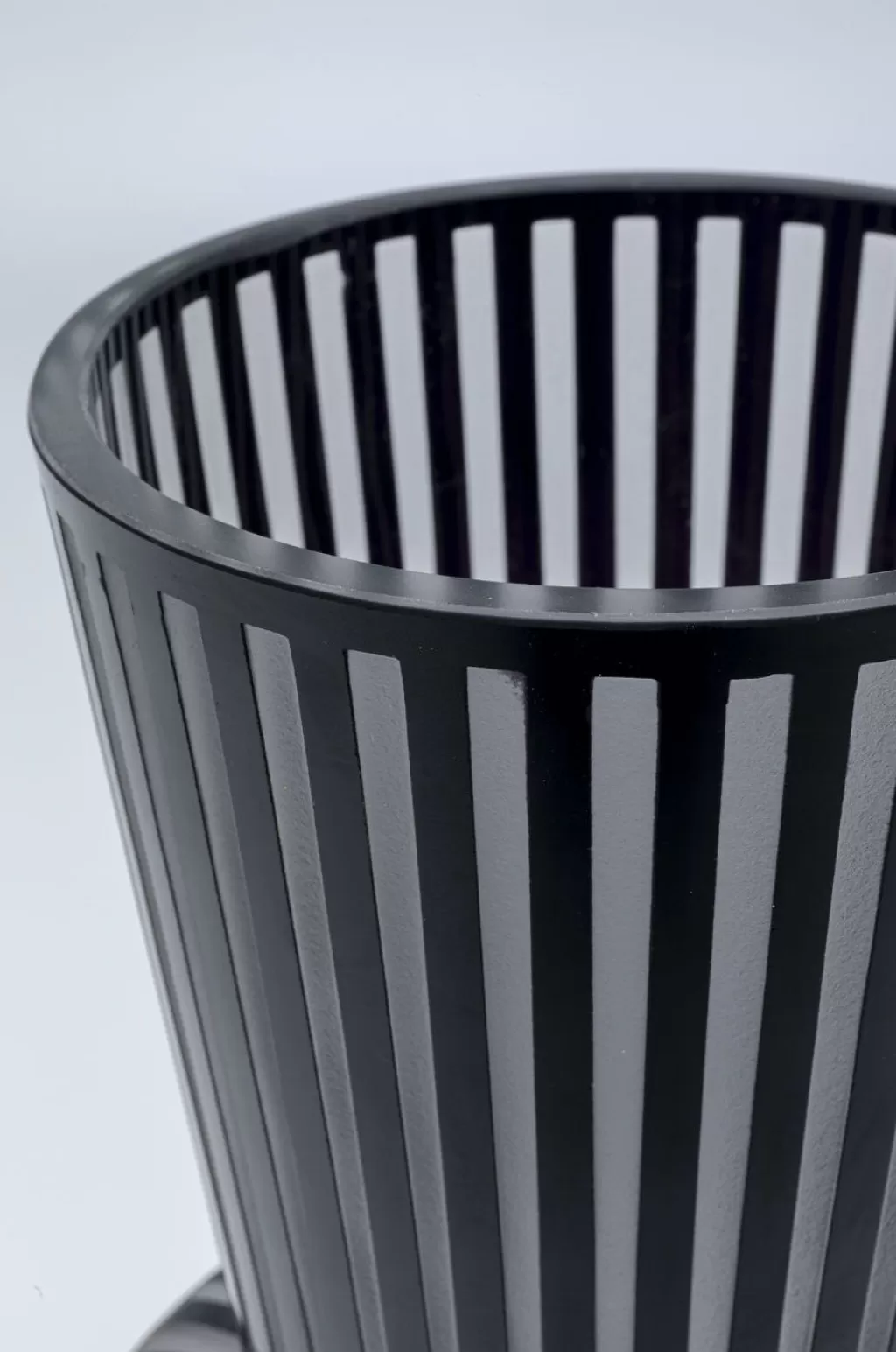 Vase design contemporain Roulette - 41 cm par KARE, pièce maîtresse élégante pour intérieur moderne
