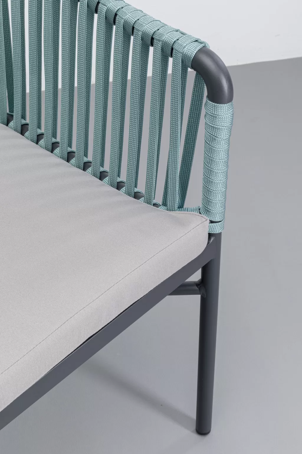 Chaise d'extérieur confortable avec accoudoirs Santanyi - Design contemporain en résine tressée par KARE Collection