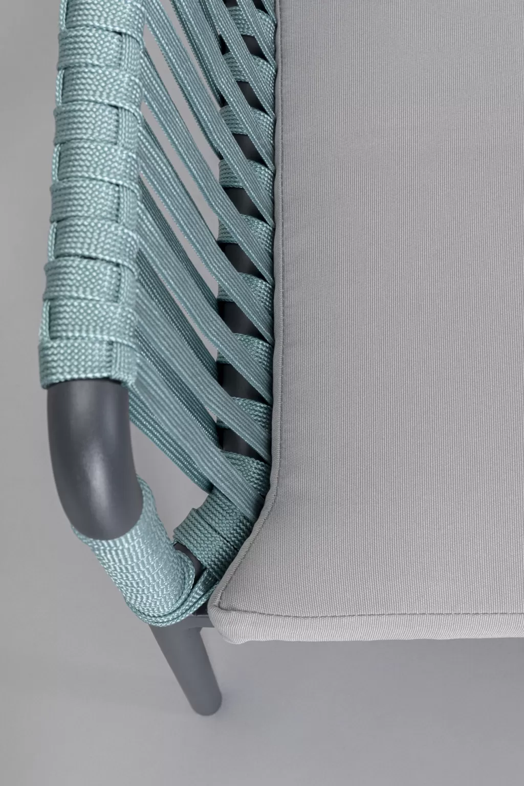 Chaise d'extérieur confortable avec accoudoirs Santanyi - Design contemporain en résine tressée par KARE Collection