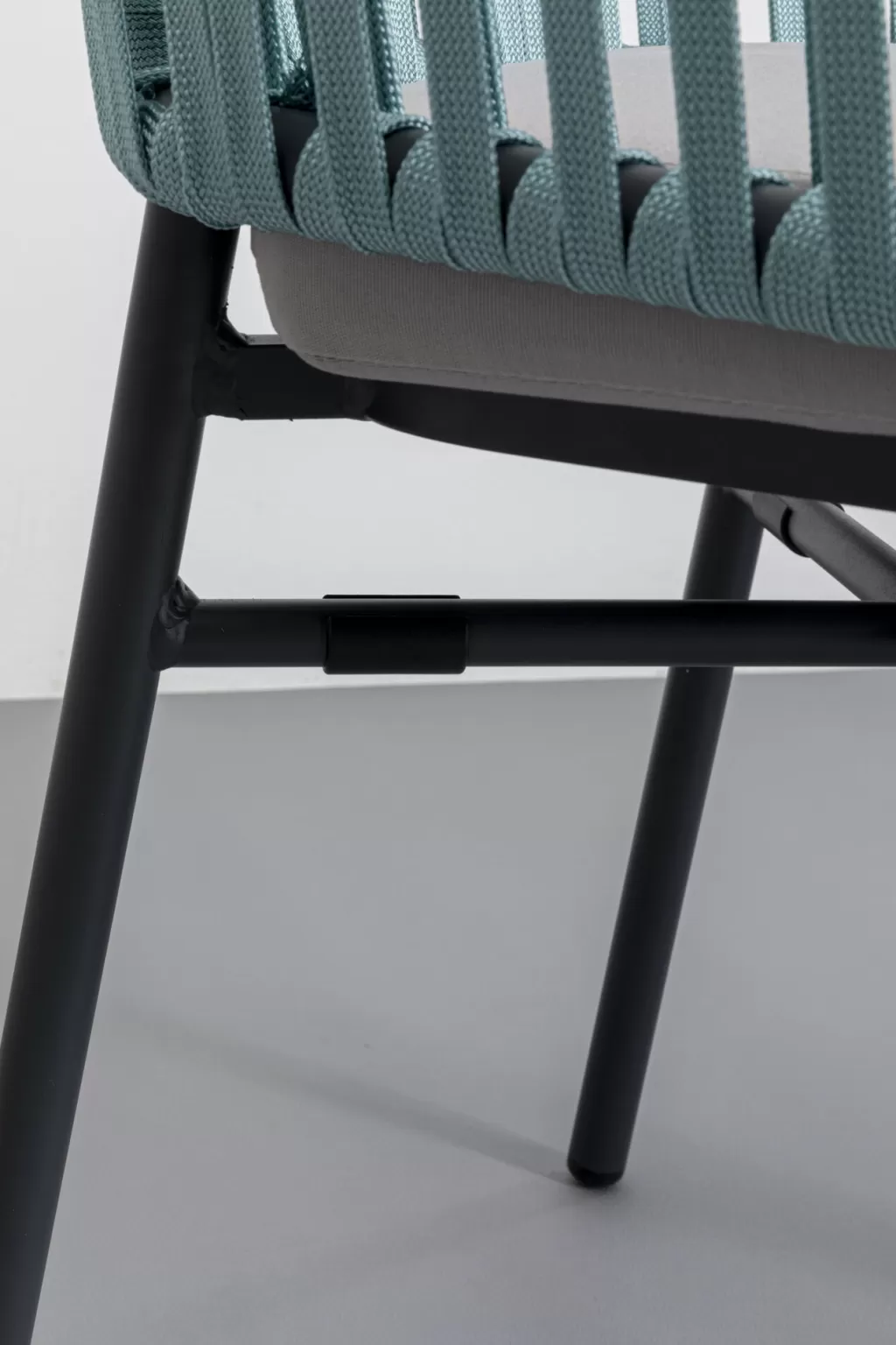 Chaise d'extérieur confortable avec accoudoirs Santanyi - Design contemporain en résine tressée par KARE Collection