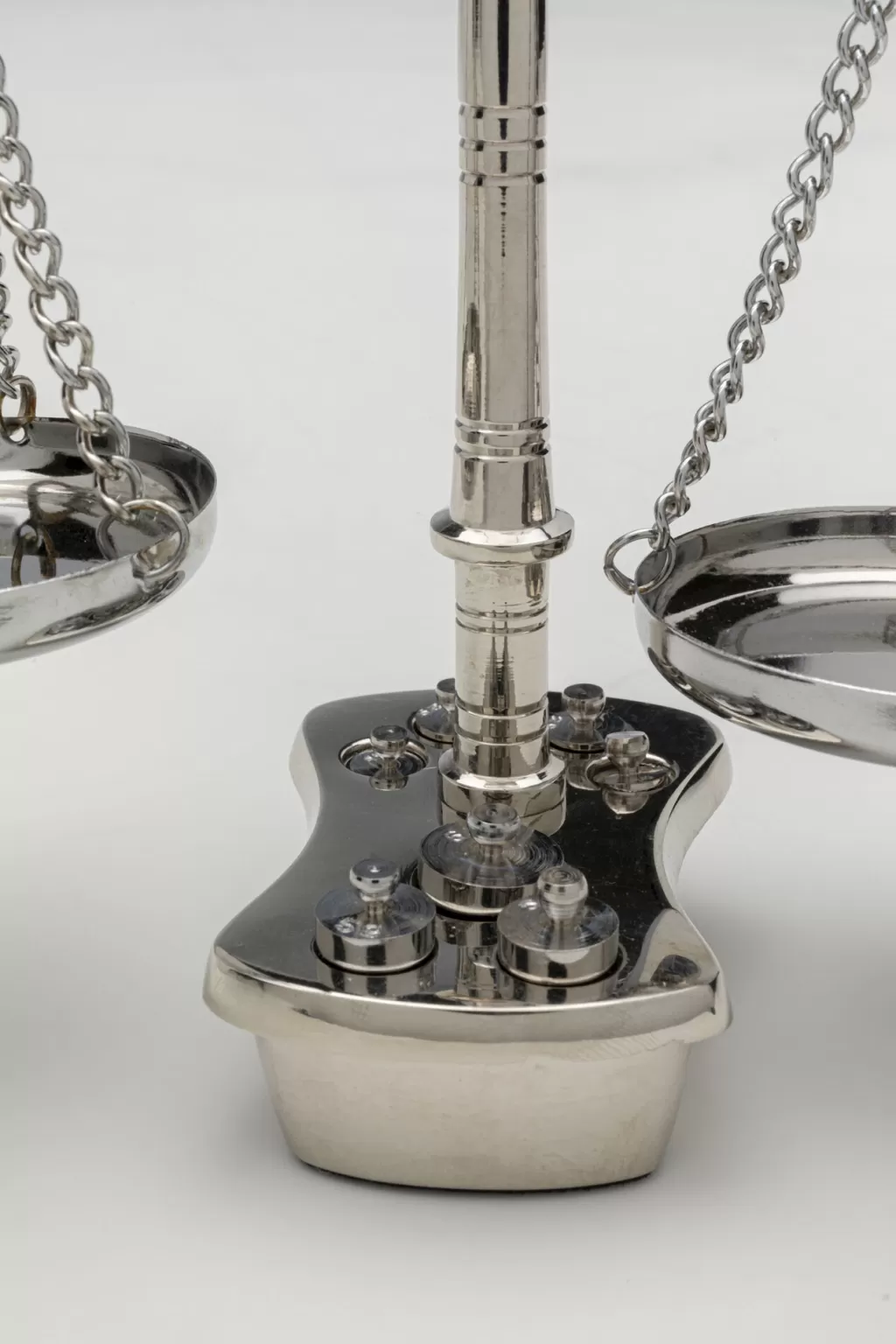 Balance Décorative Élégante par KARE Design - Objet de Décoration Moderne en Argent 23 cm
