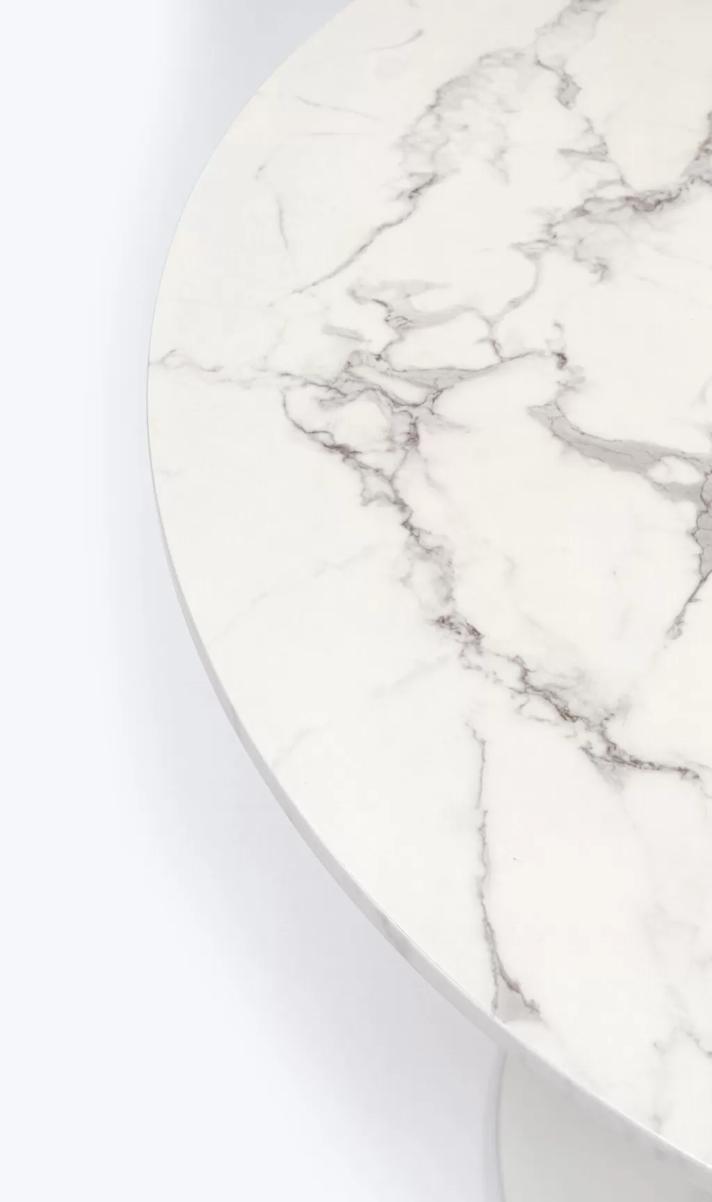 Table ronde élégante Schickeria en finition marbre blanc - Diamètre 80 cm - Collection design KARE pour décoration d'intérieur moderne