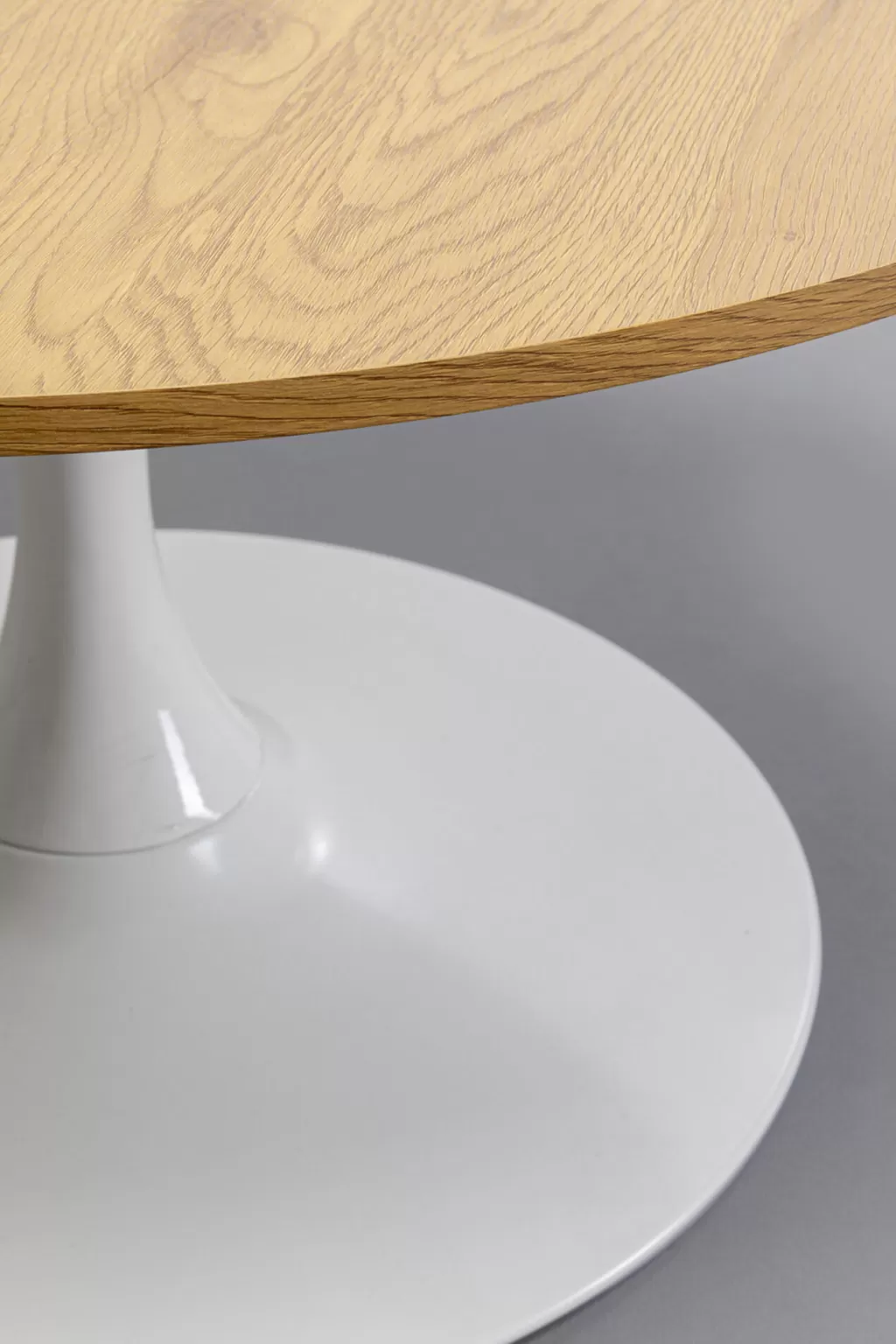 Table basse design Schickeria par KARE – Plateau en chêne vieilli avec finition blanc laiteux, diamètre 80 cm