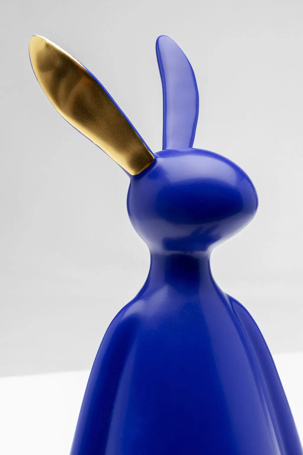 KARE Design - Lapin Assis Décoratif en Céramique Bleu, 35 cm - Figurine Mignonne pour Salon ou Chambre