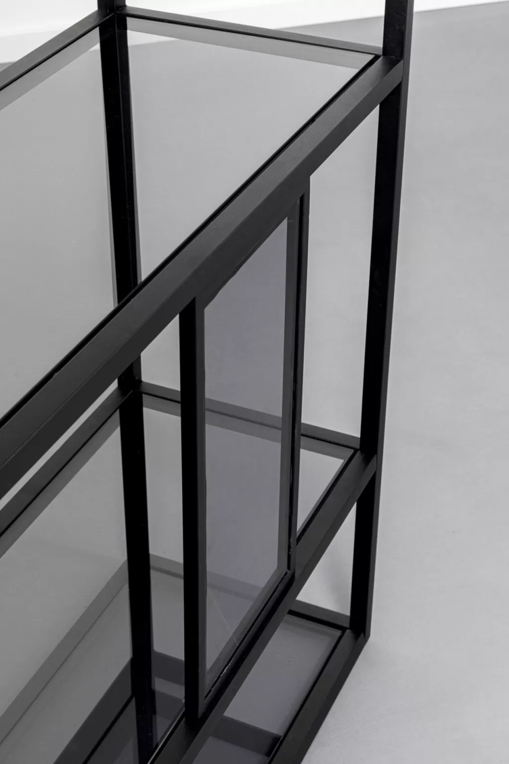 Étagère bibliothèque design Skyler Smoke - Structure élégante en finition fumée, Dimensions L115 x H195 cm - Collection KARE Design