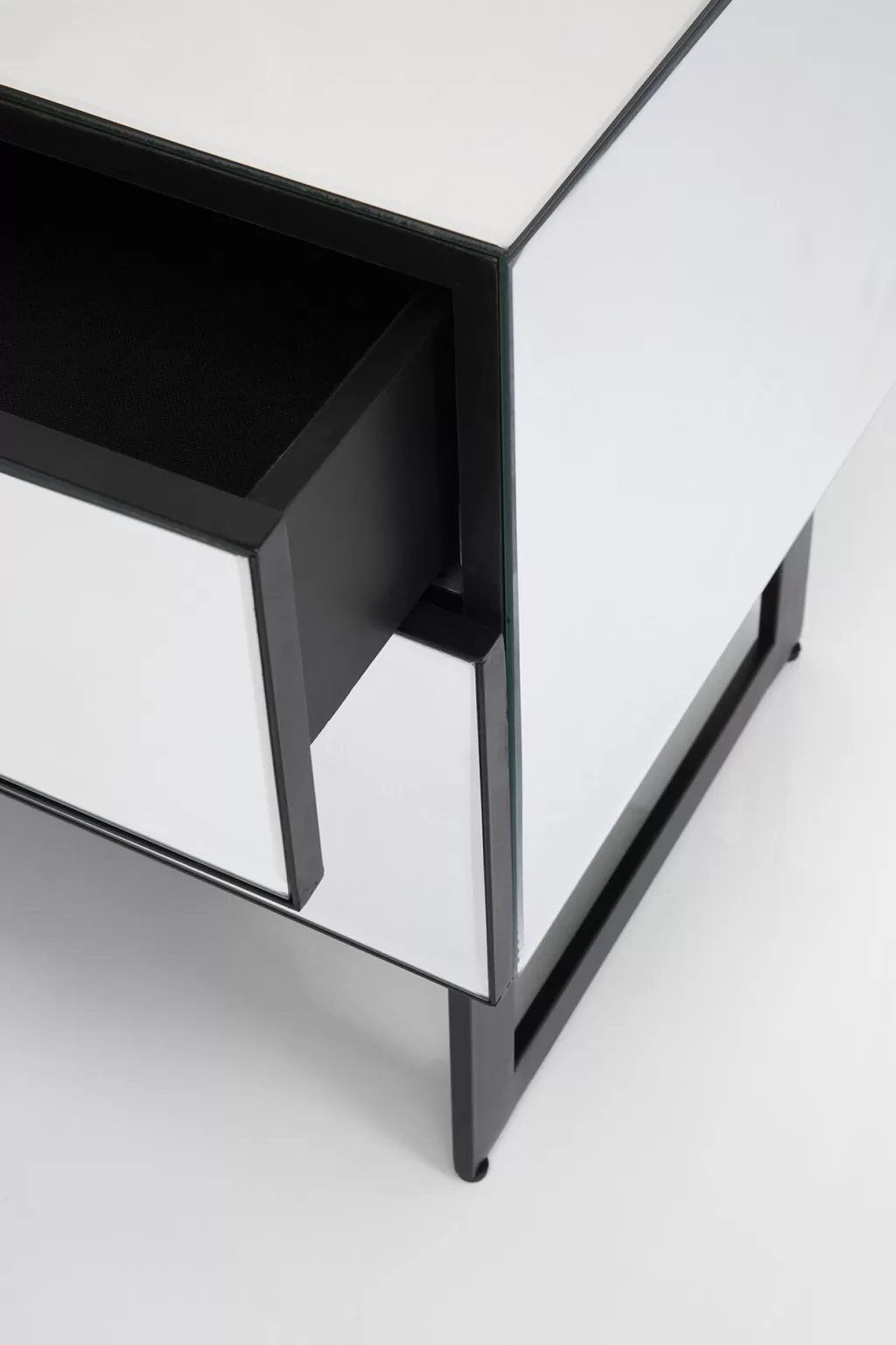 Table de Chevet Design Moderne Soran - Noir Profond, Dimensions Compactes 49 x 50 cm par KARE