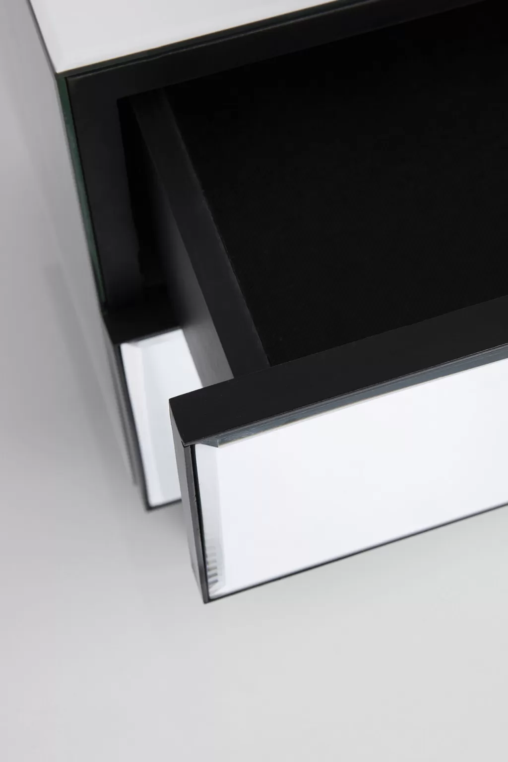 Table de Chevet Design Moderne Soran - Noir Profond, Dimensions Compactes 49 x 50 cm par KARE