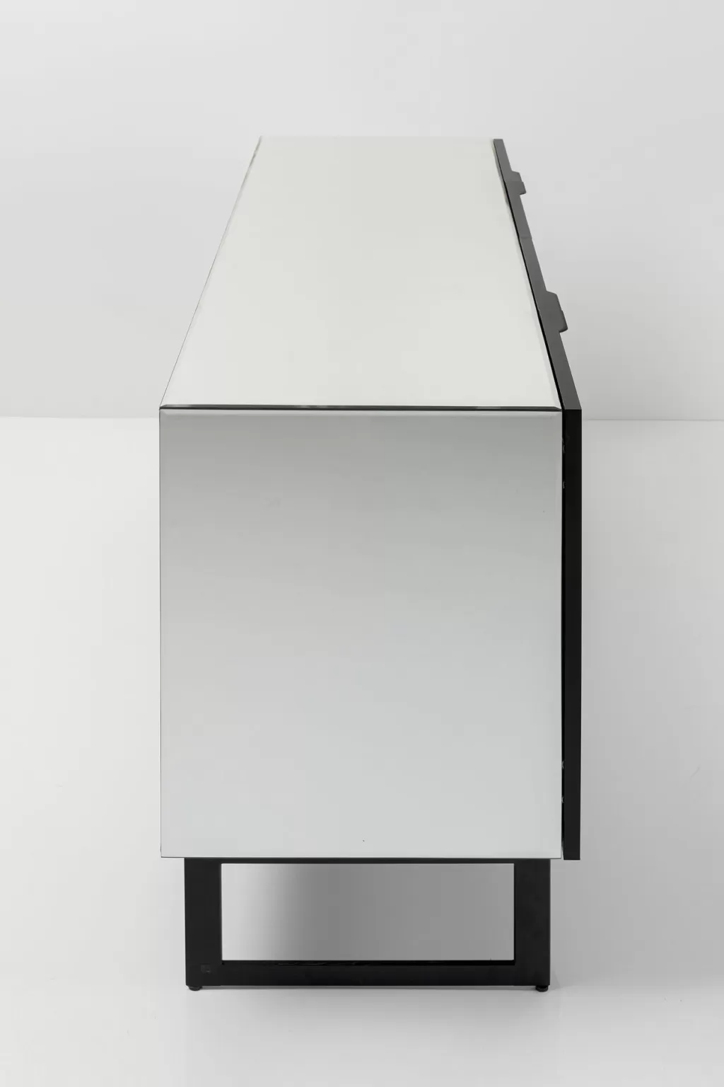 KARE Design – Table d'appoint Soran Senkki en noir 160x45 cm | Collection Urban Chic pour salon moderne 

Élégante et fonctionnelle, cette table basse contemporaine s'intègre parfaitement dans les intérieurs design. Dimensions généreuses (L160 x P45 cm) avec finition mate résistante.