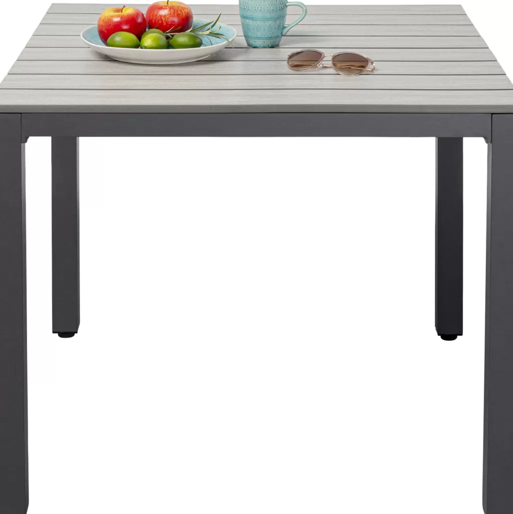 Table d'extérieur Sorrento en résine tressée - KARE Design - Ton harmonieux 80 cm de côté 

(Alternative plus détaillée : Table carrée Sorrento pour votre terrasse - Design contemporain KARE - Gris anthracite 80x80 cm avec structure aluminium)