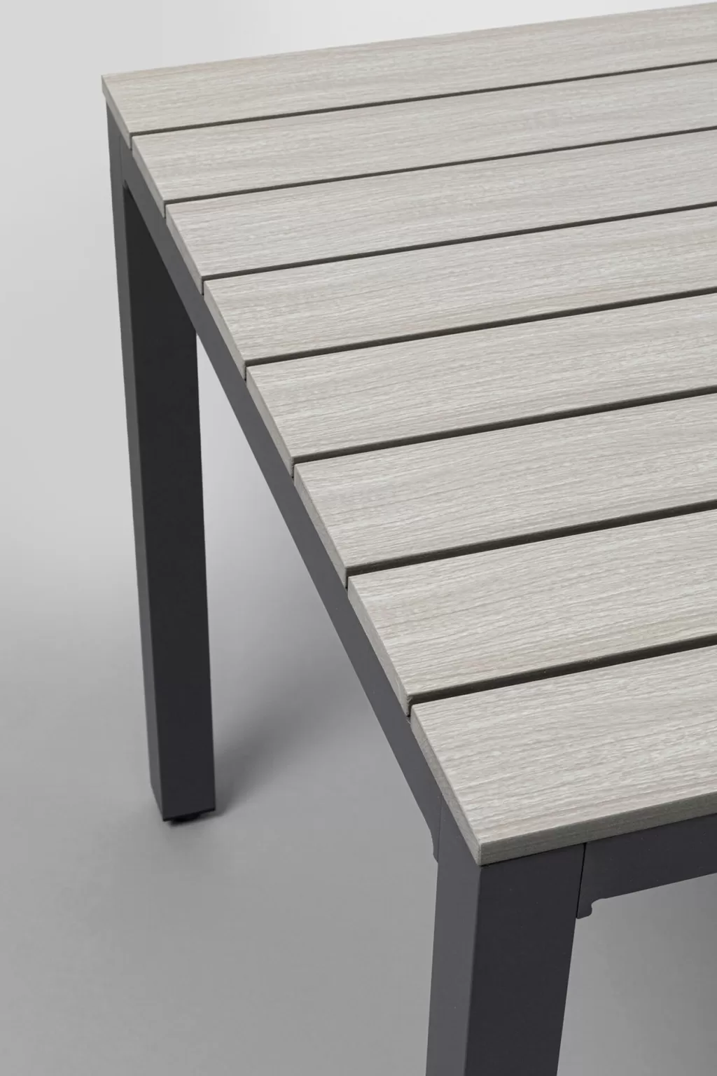 Table d'extérieur Sorrento en résine tressée - KARE Design - Ton harmonieux 80 cm de côté 

(Alternative plus détaillée : Table carrée Sorrento pour votre terrasse - Design contemporain KARE - Gris anthracite 80x80 cm avec structure aluminium)
