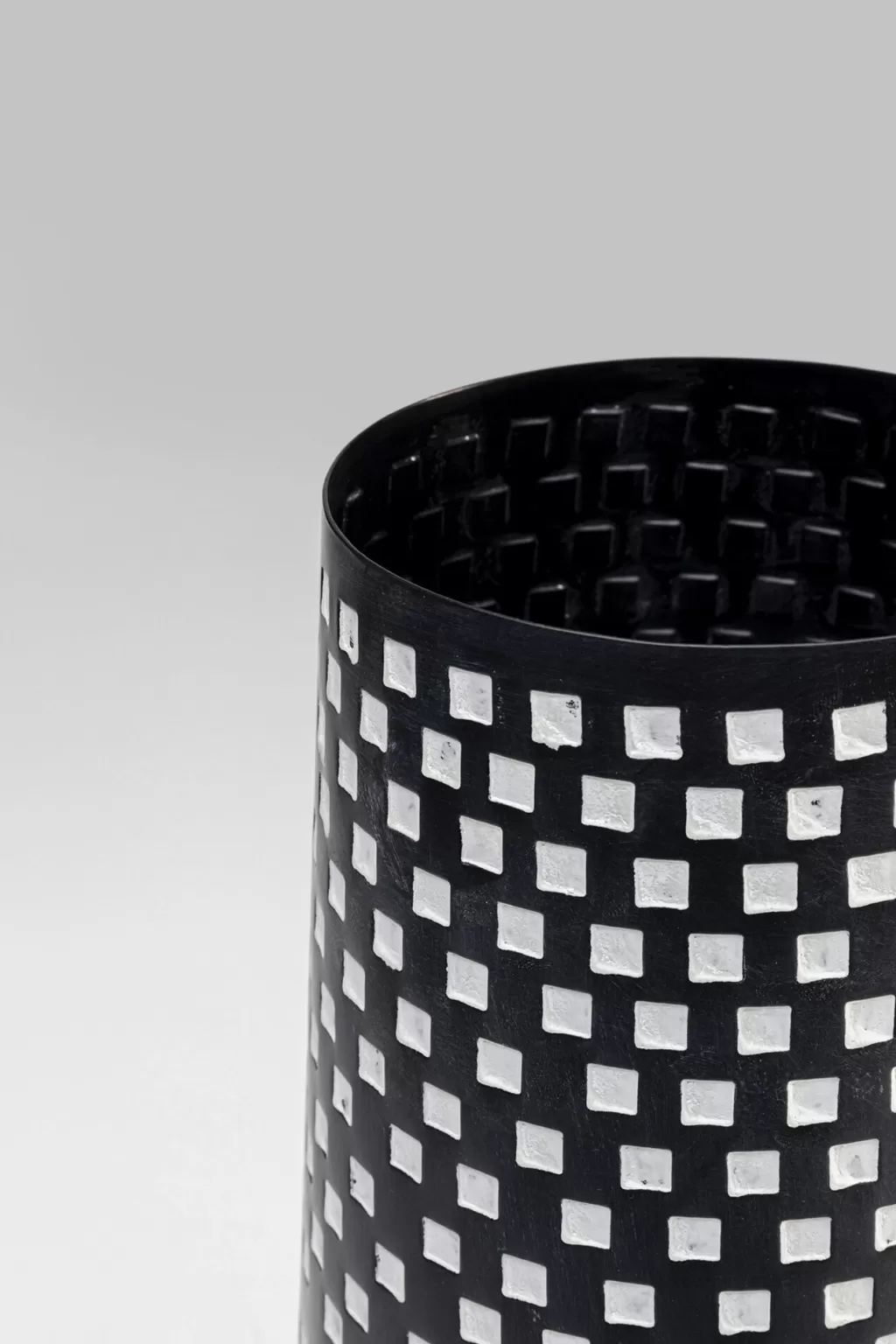 Vase Design Carrés Géométriques - 40 cm - Collection Élégante par KARE  
（ - 40 - KARE）  

Alternance subtile :  
Vase Contemporain Motif Quadrillé - 40 cm - Création Exclusive KARE Design  
（ - 40 - KARE Design）