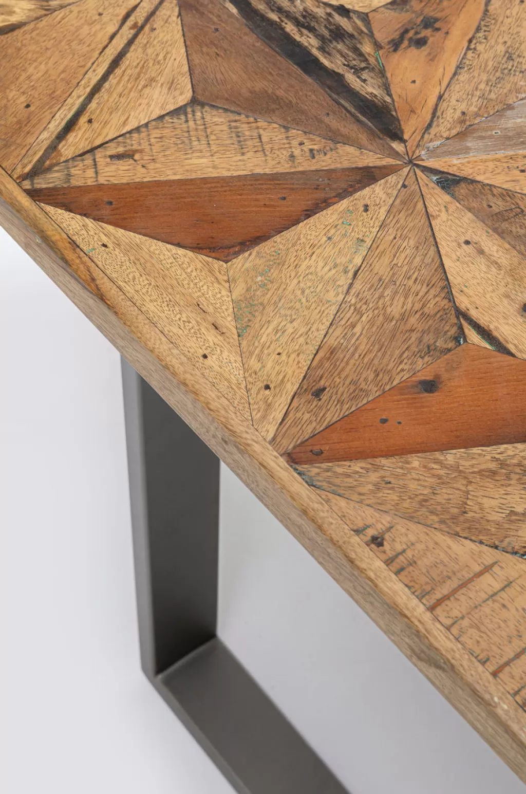 Table Stars par KARE Design - Métal brut au style industriel, dimensions 180 x 90 cm  
Surface robuste avec finition texturée, idéale pour espaces contemporains  
Design épuré alliant caractère brut et esthétique intemporelle