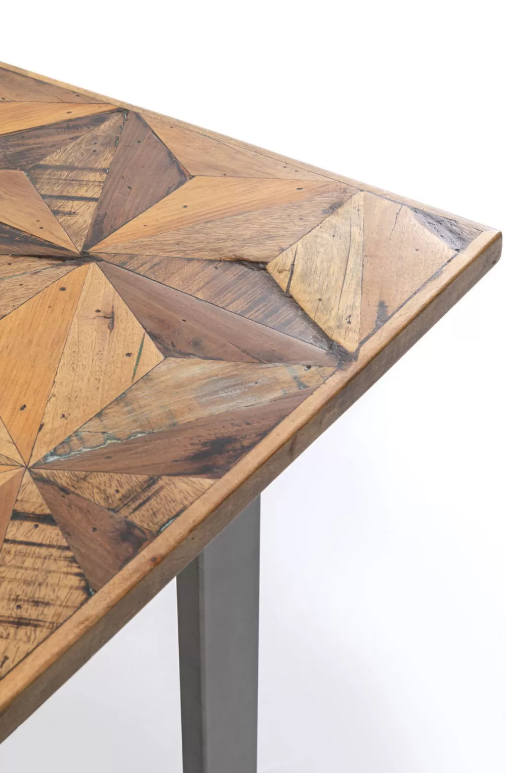 Table Stars par KARE Design - Métal brut au style industriel, dimensions 180 x 90 cm  
Surface robuste avec finition texturée, idéale pour espaces contemporains  
Design épuré alliant caractère brut et esthétique intemporelle