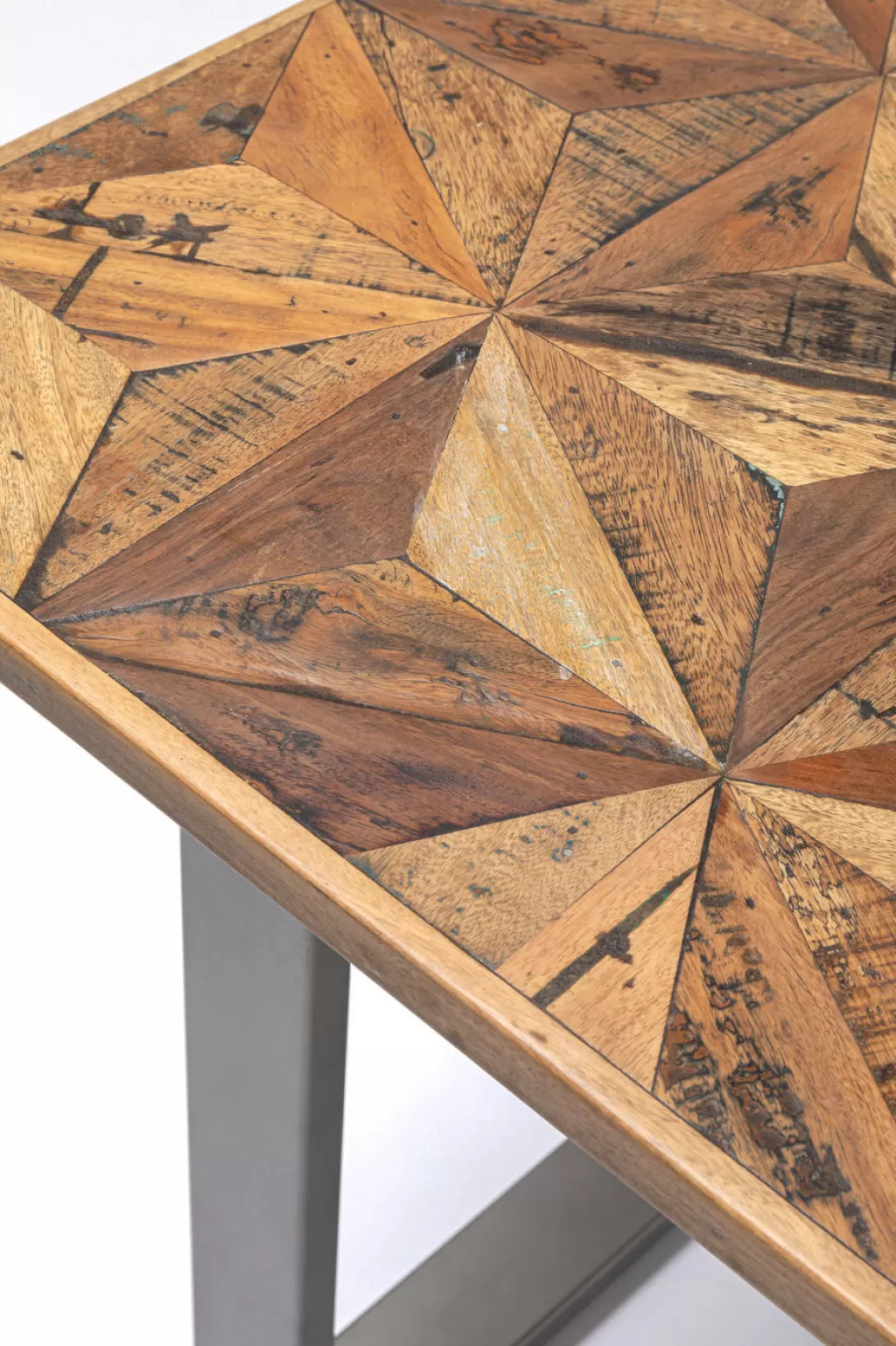 Table Stars par KARE Design - Métal brut au style industriel, dimensions 180 x 90 cm  
Surface robuste avec finition texturée, idéale pour espaces contemporains  
Design épuré alliant caractère brut et esthétique intemporelle